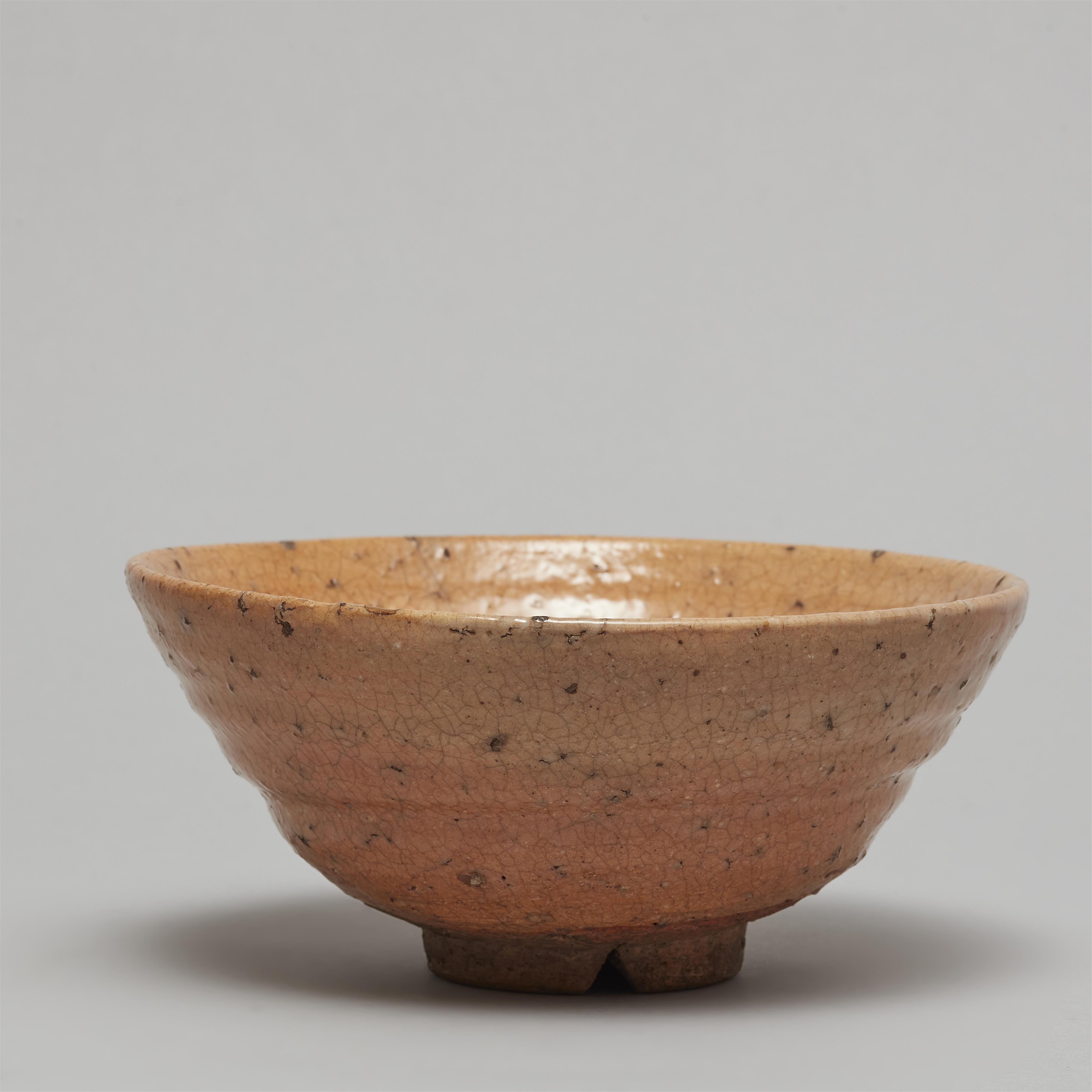 A large Hagi summer chawan. Nagato province. Edo period - image-4