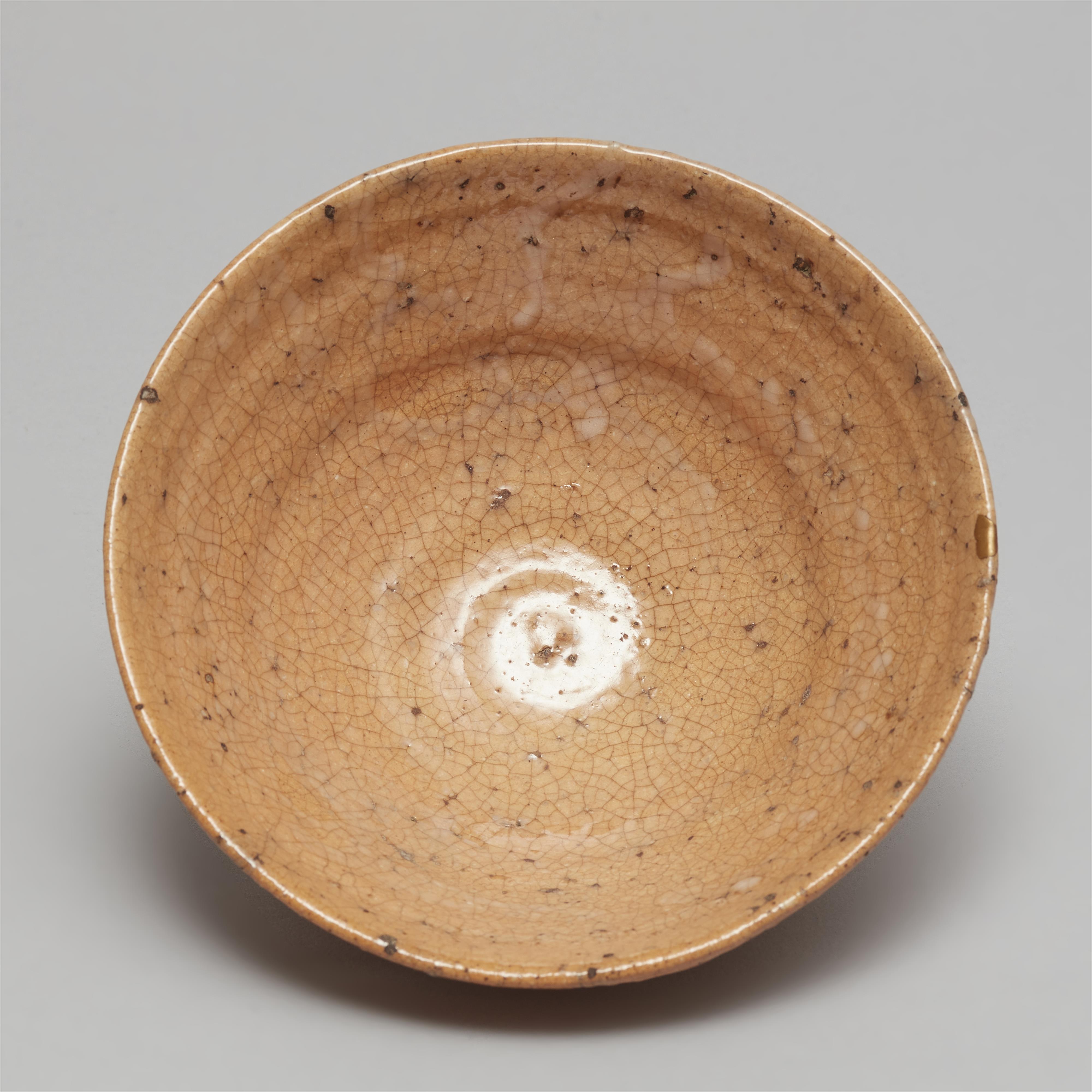 A large Hagi summer chawan. Nagato province. Edo period - image-7