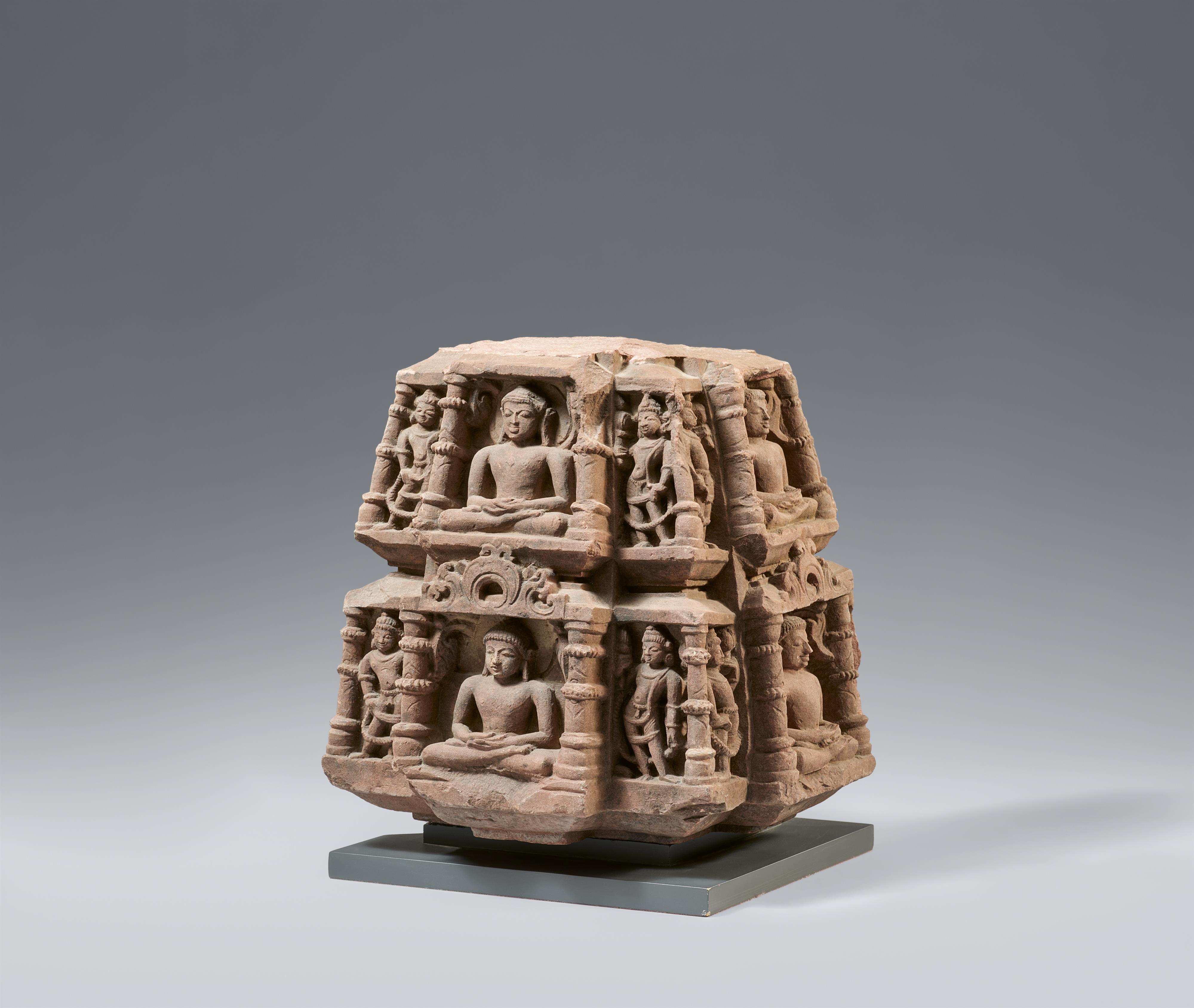 Jain-Architekturfragment. Rosafarbener Sandstein. Zentral-Indien, wahrscheinlich 10./11. Jh. - image-1
