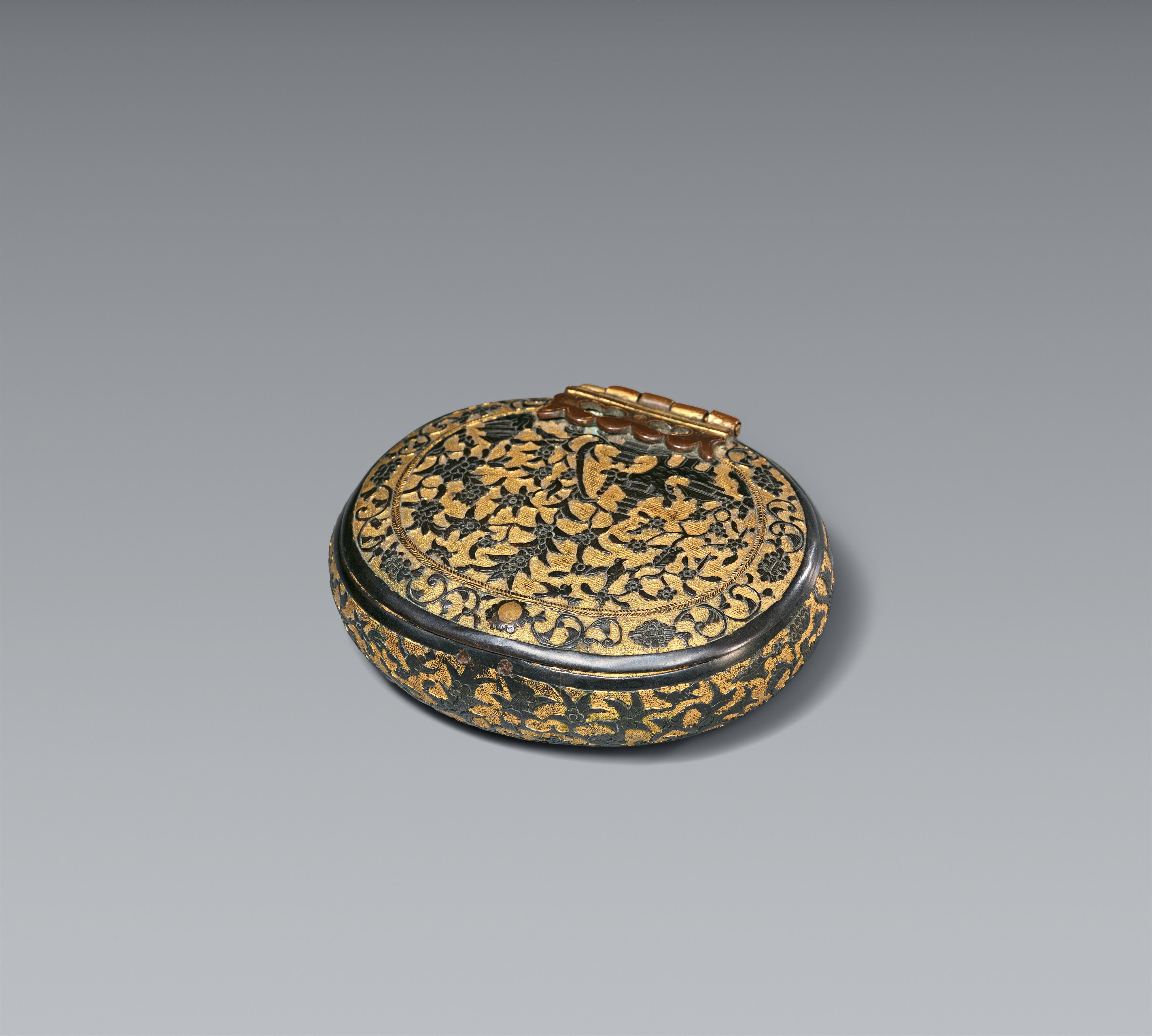 A Sawasa shakudō and gilded tobacco box.18th century - image-1