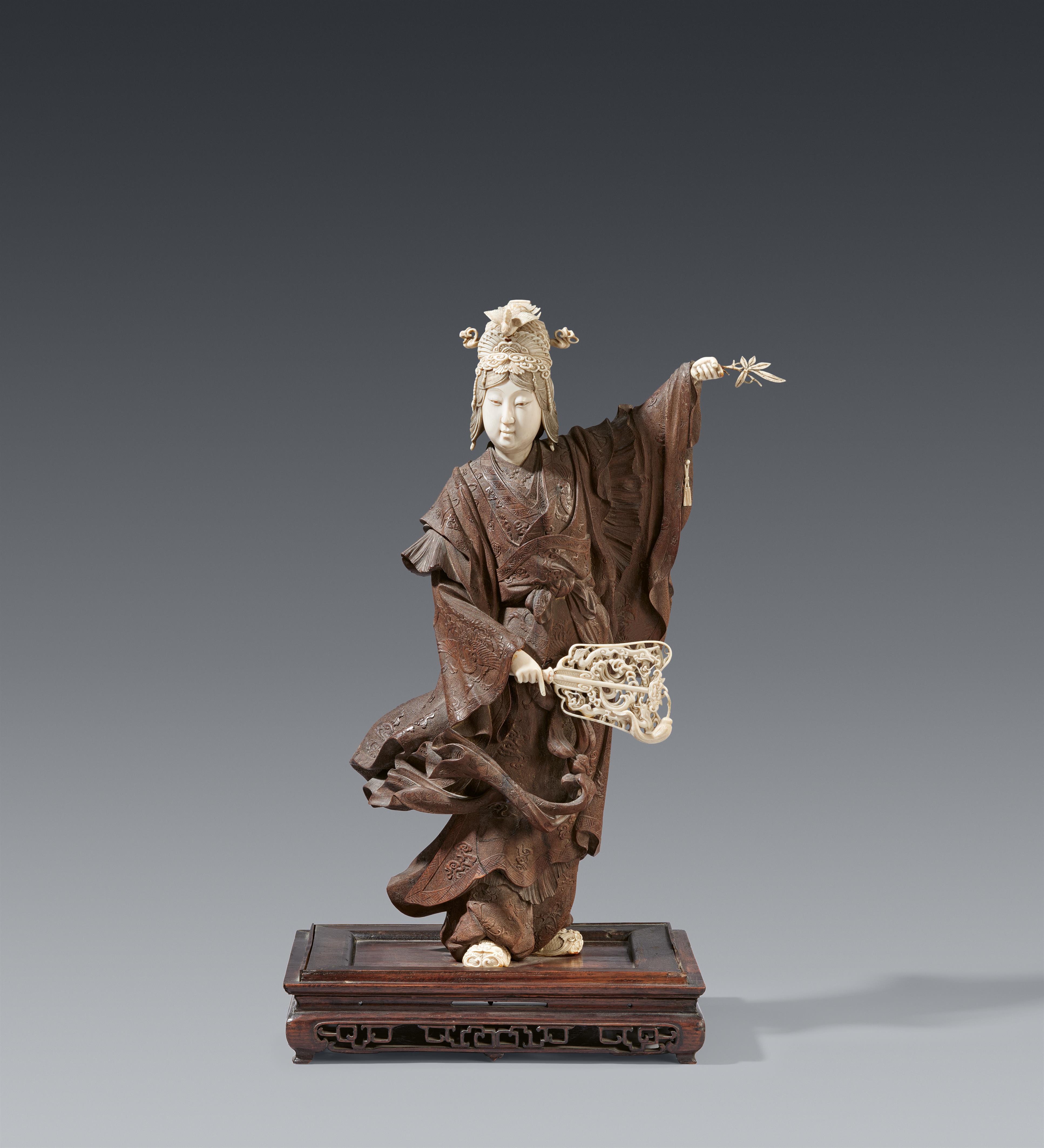 Figur der Seiōbō, die Königinmutter des Westens. Holz und Elfenbein. Um 1900 - image-1