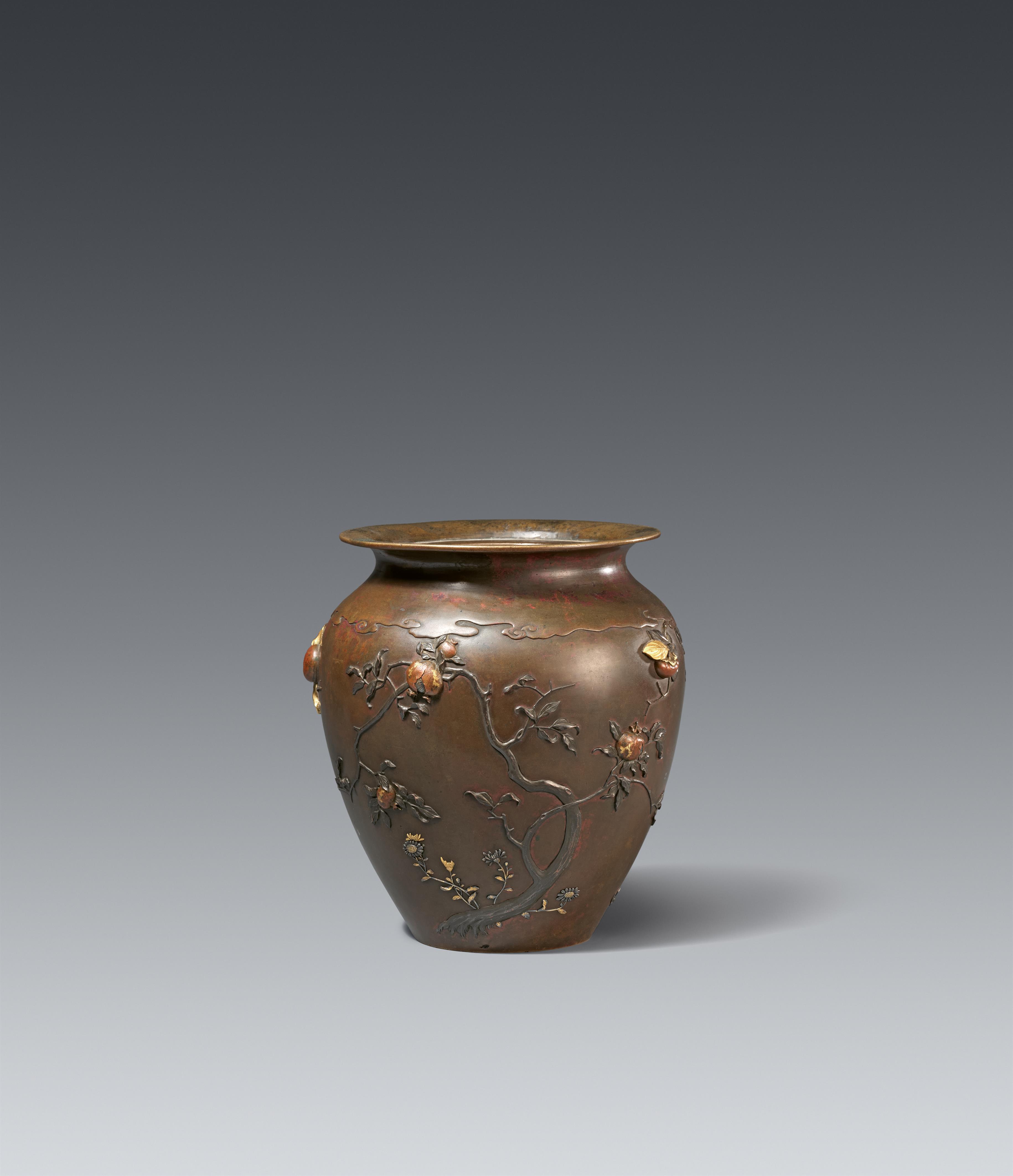 Vase. Bronze mit Buntmetalleinlagen. Spätes 19. Jh. - image-1