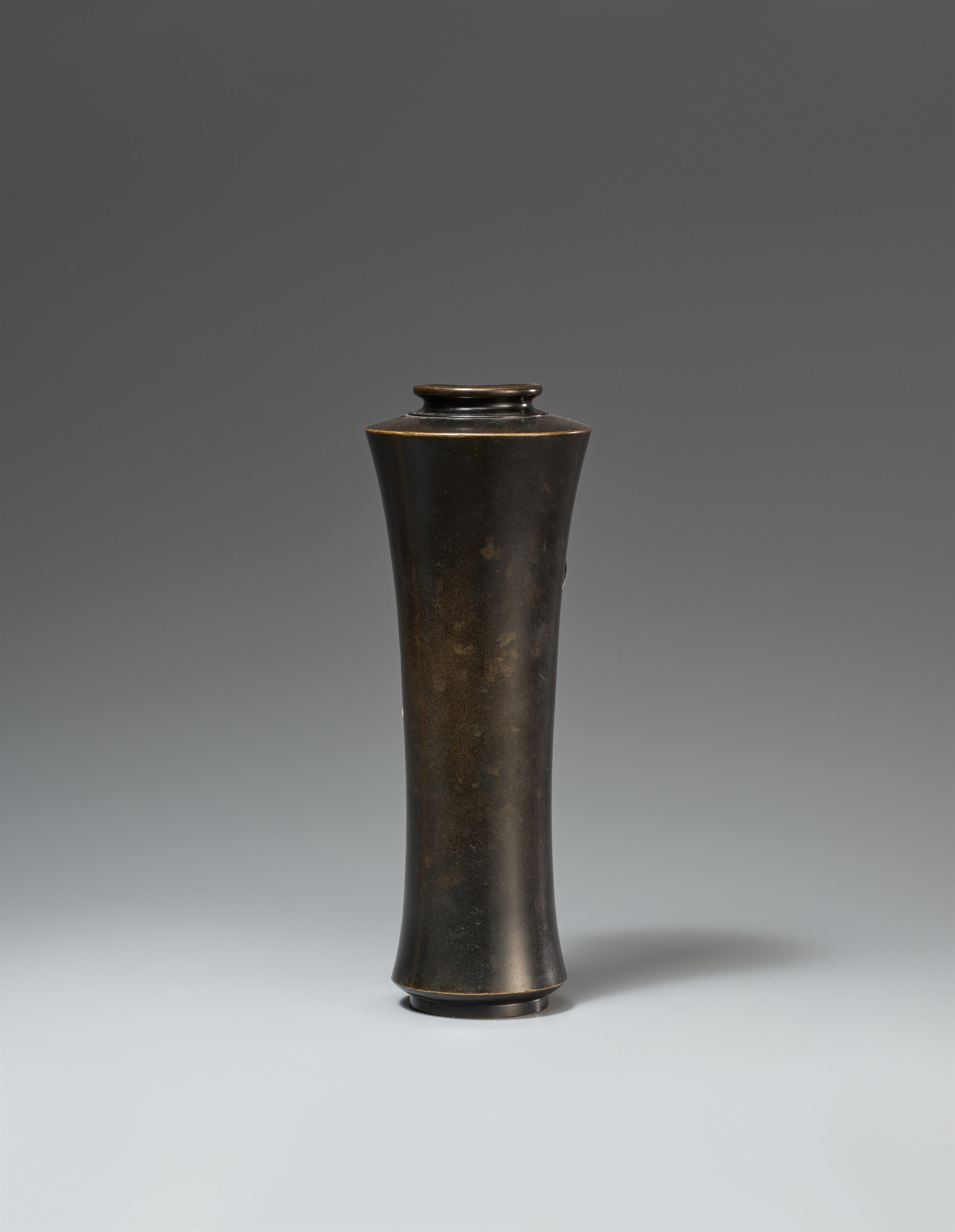 Schlanke Vase. Bronze. Um 1900 - image-2