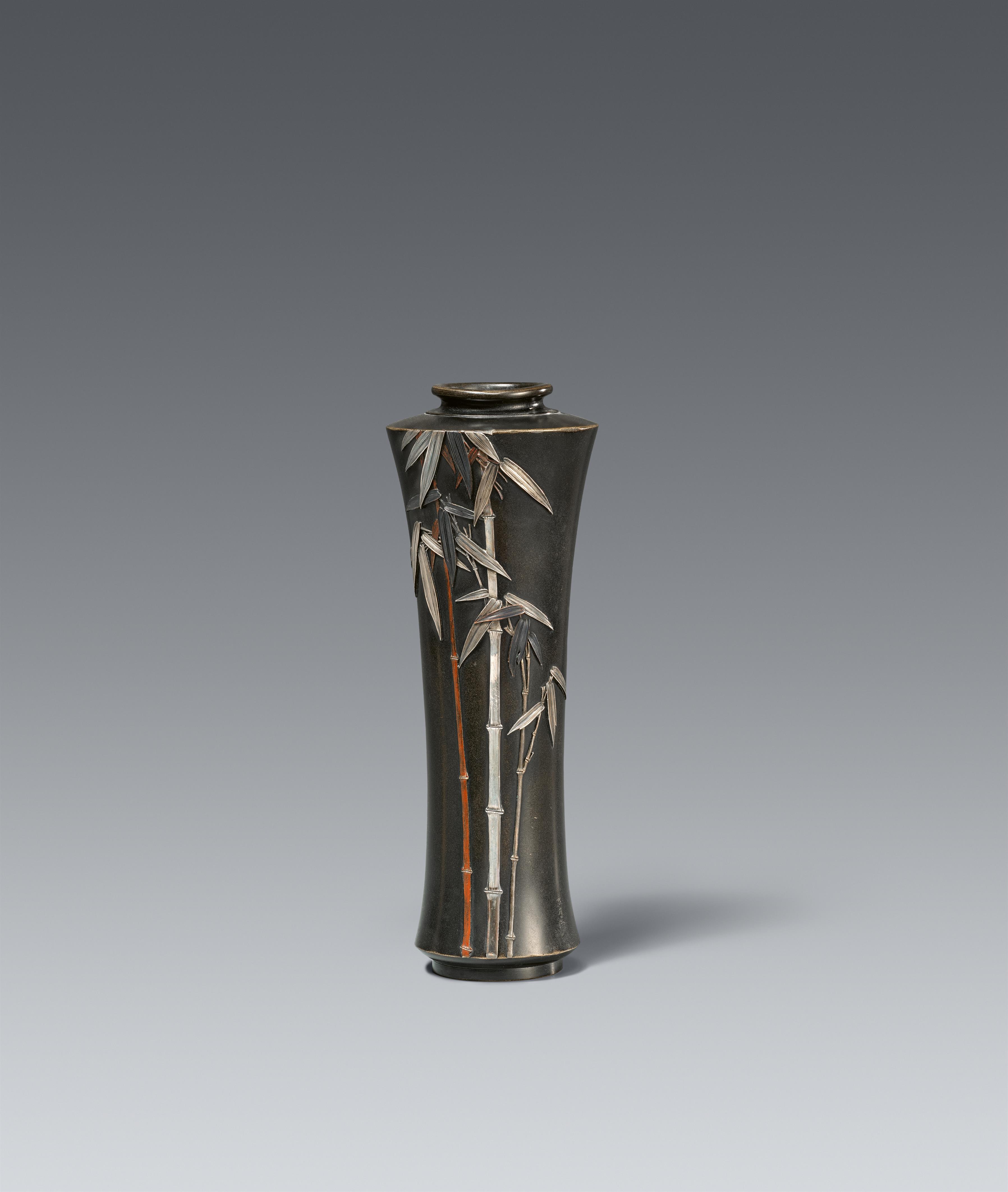 Schlanke Vase. Bronze. Um 1900 - image-1