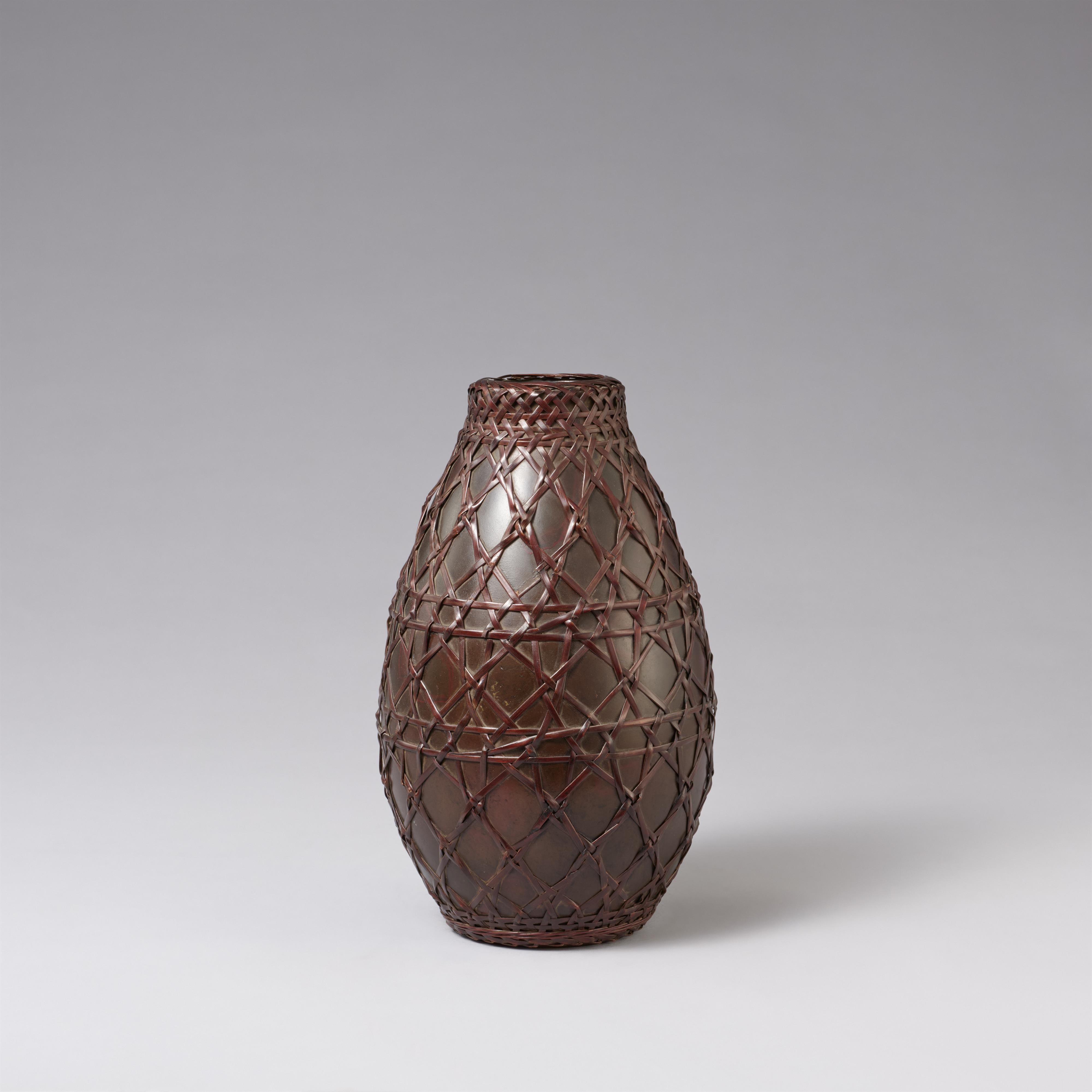 A bronze vase imitating a basket. Early 20th century - image-2