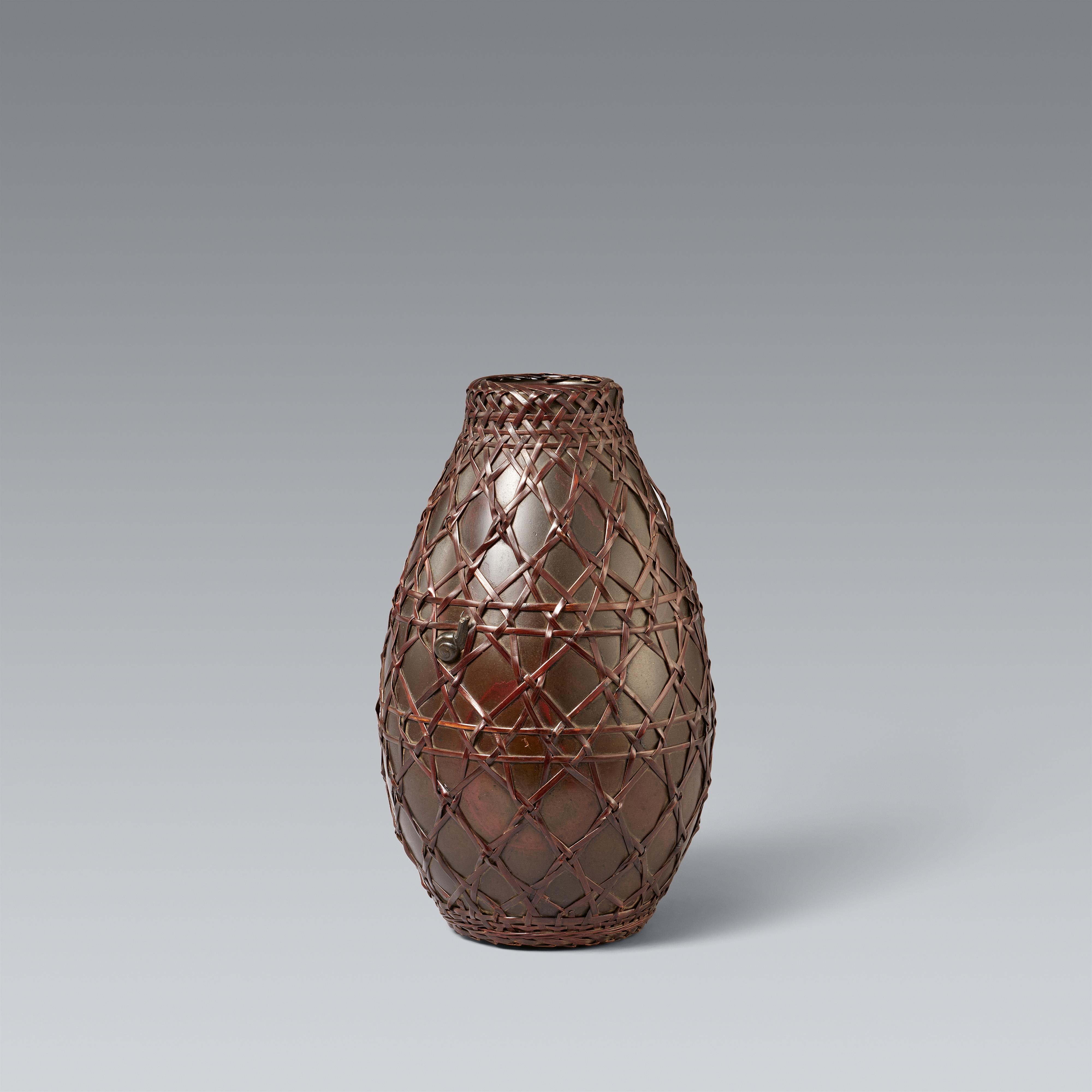 A bronze vase imitating a basket. Early 20th century - image-1