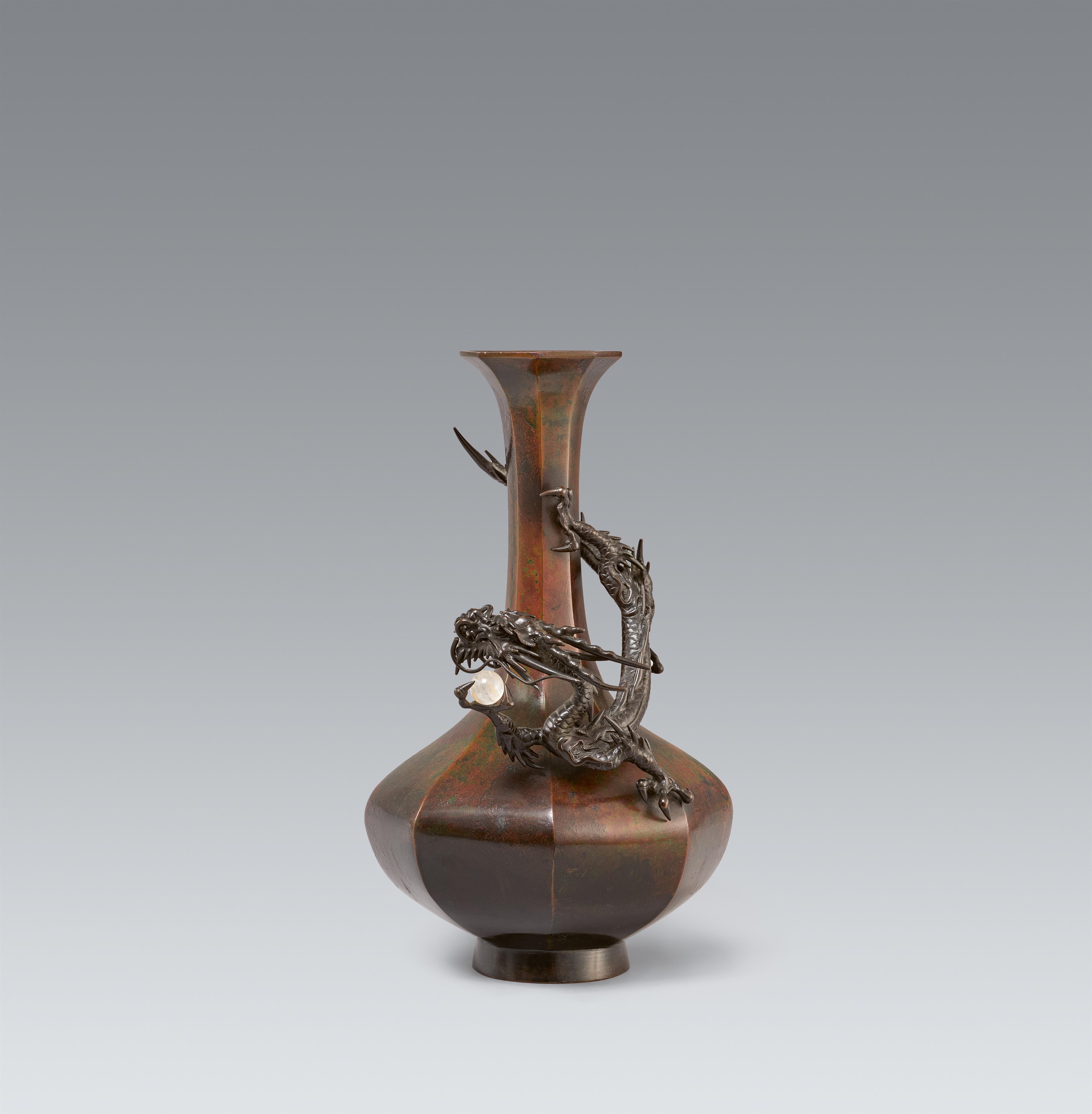 Langhals-Vase. Bronze. Um 1900 - image-1