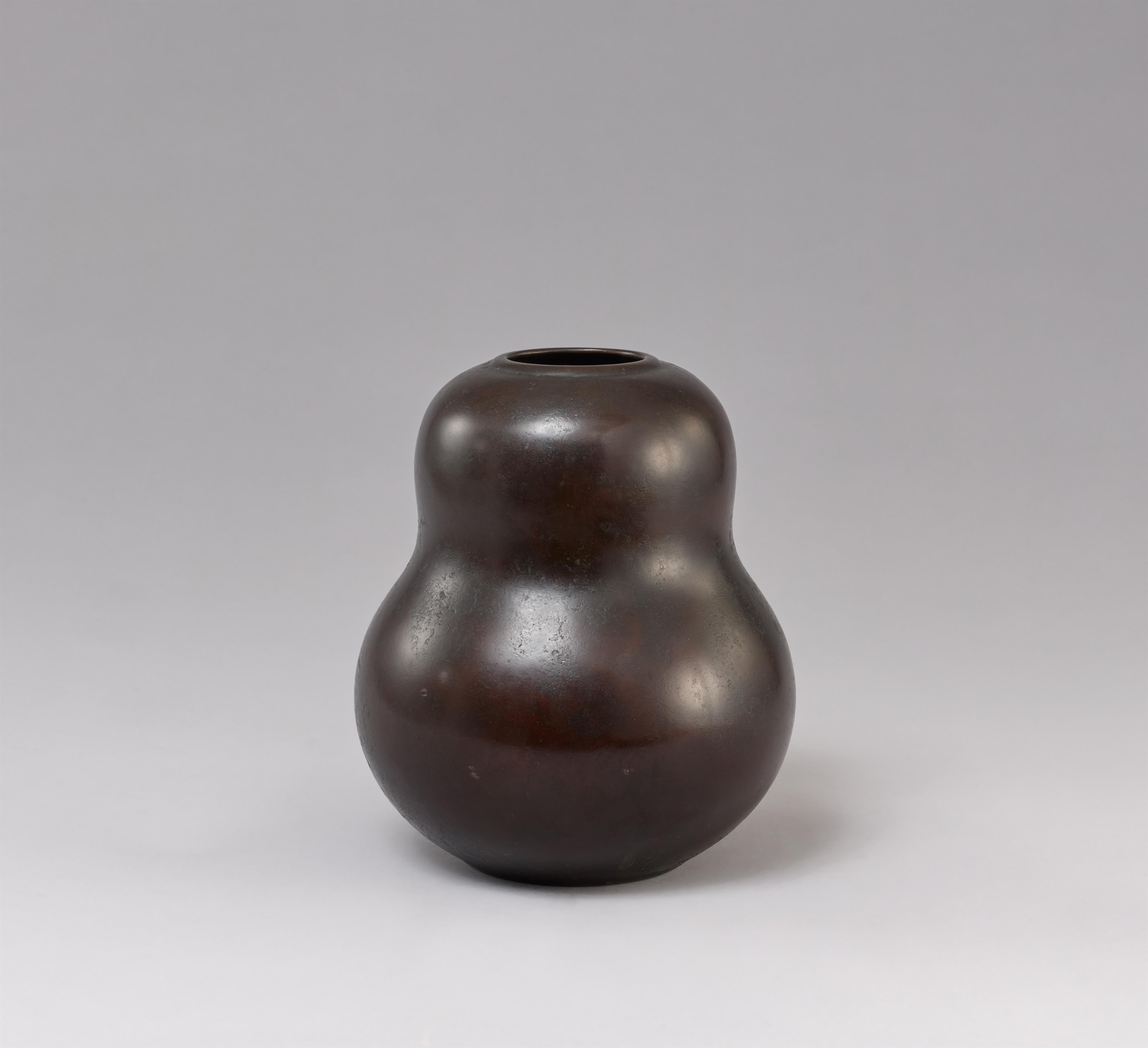 A bronze double gourd vase. Early 20th century - image-2