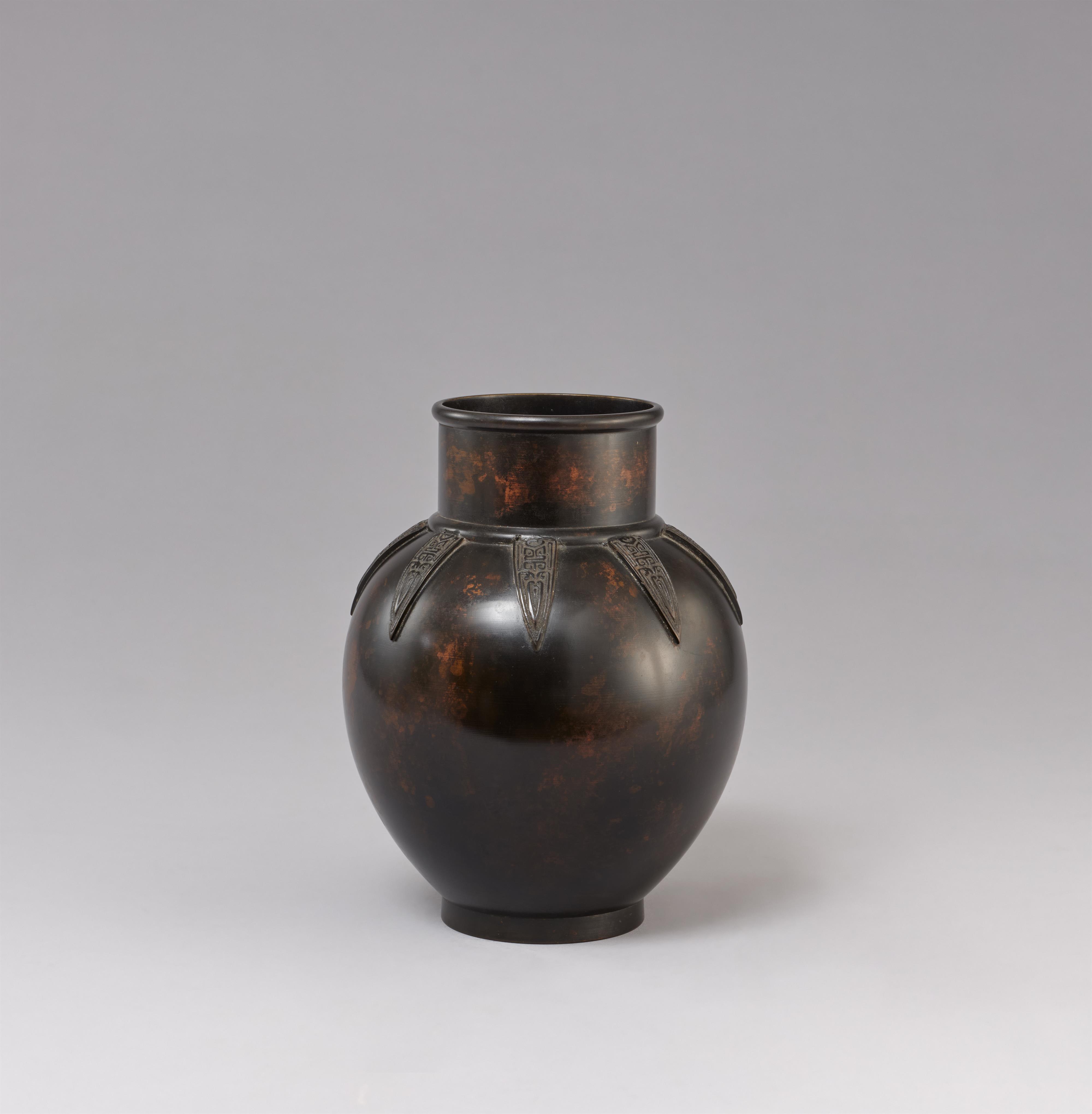 Eiförmige Vase. Bronze. 1. Hälfte 20. Jh. - image-2