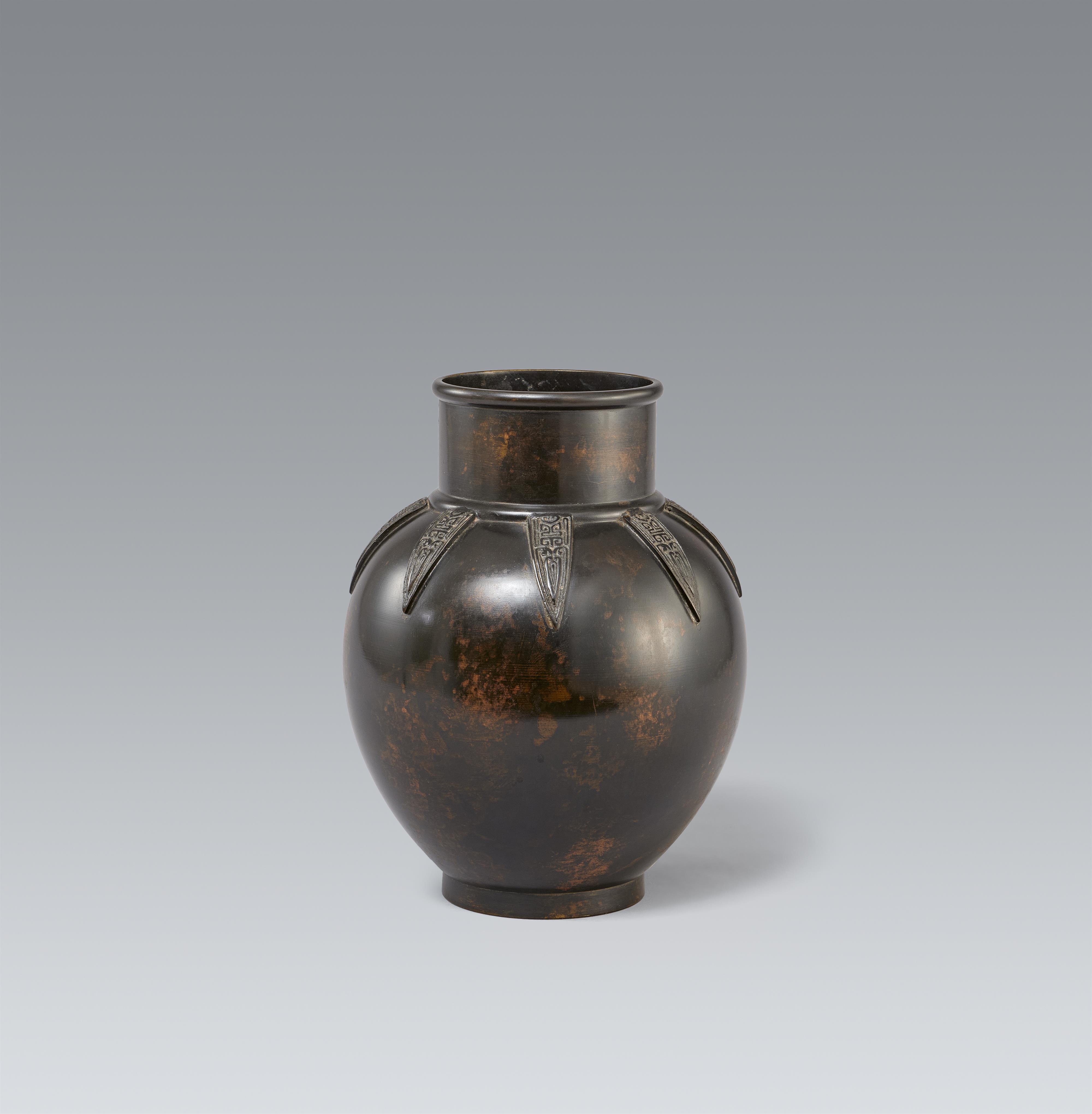 An ovoid bronze vase. First half 20th century - image-1