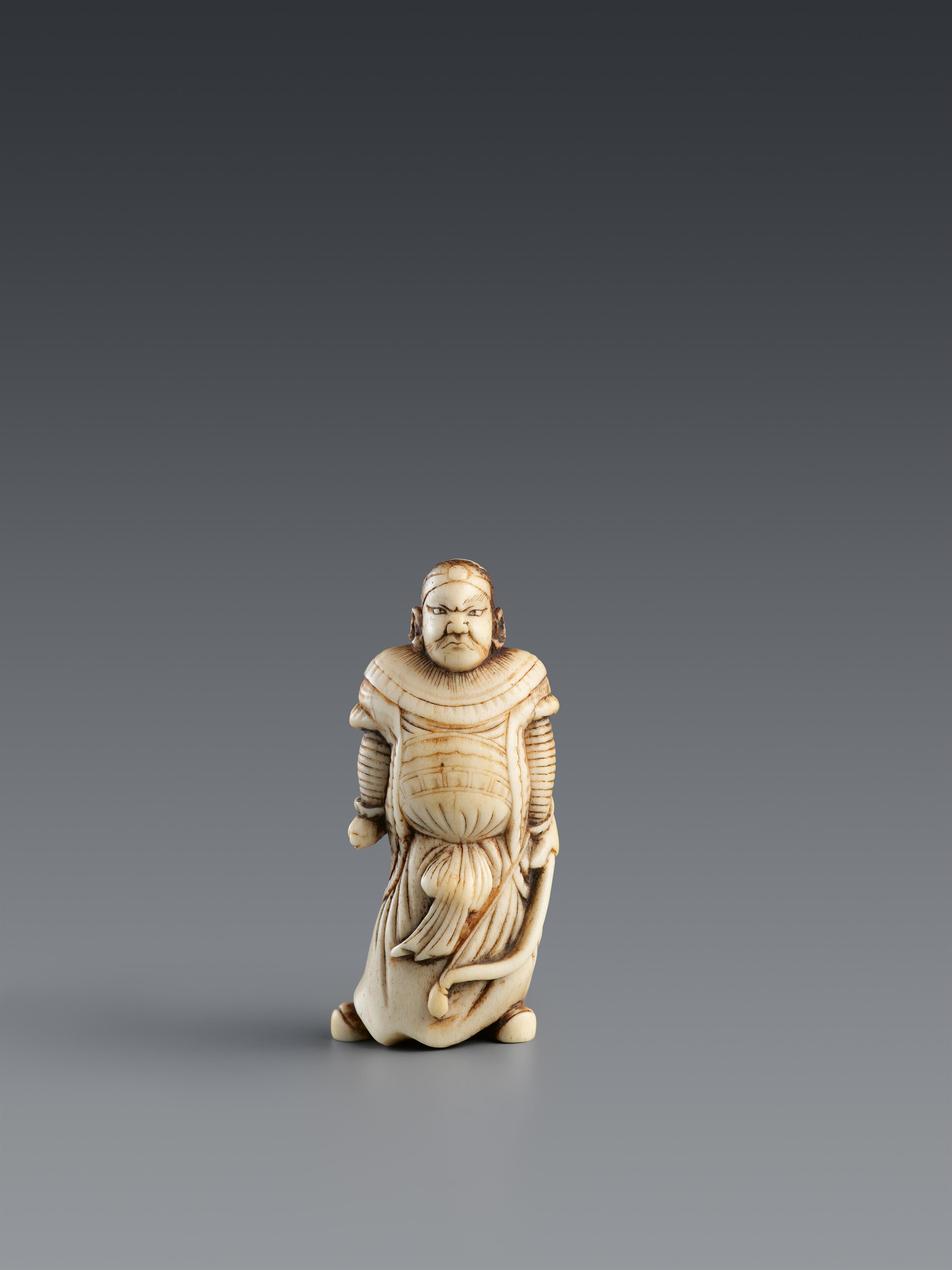 A bone netsuke of a Chinese warrior. 19th century - image-1