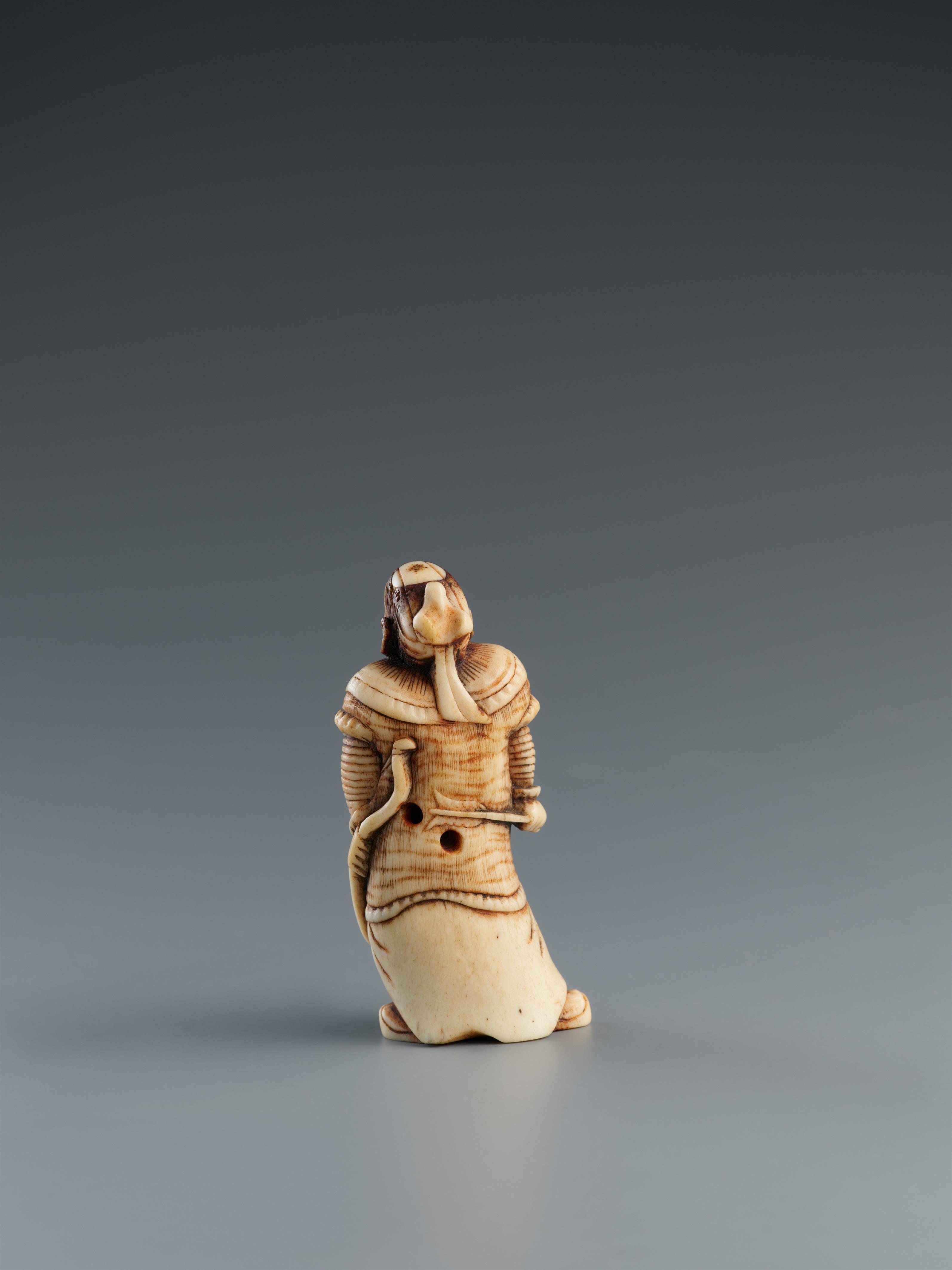 A bone netsuke of a Chinese warrior. 19th century - image-2