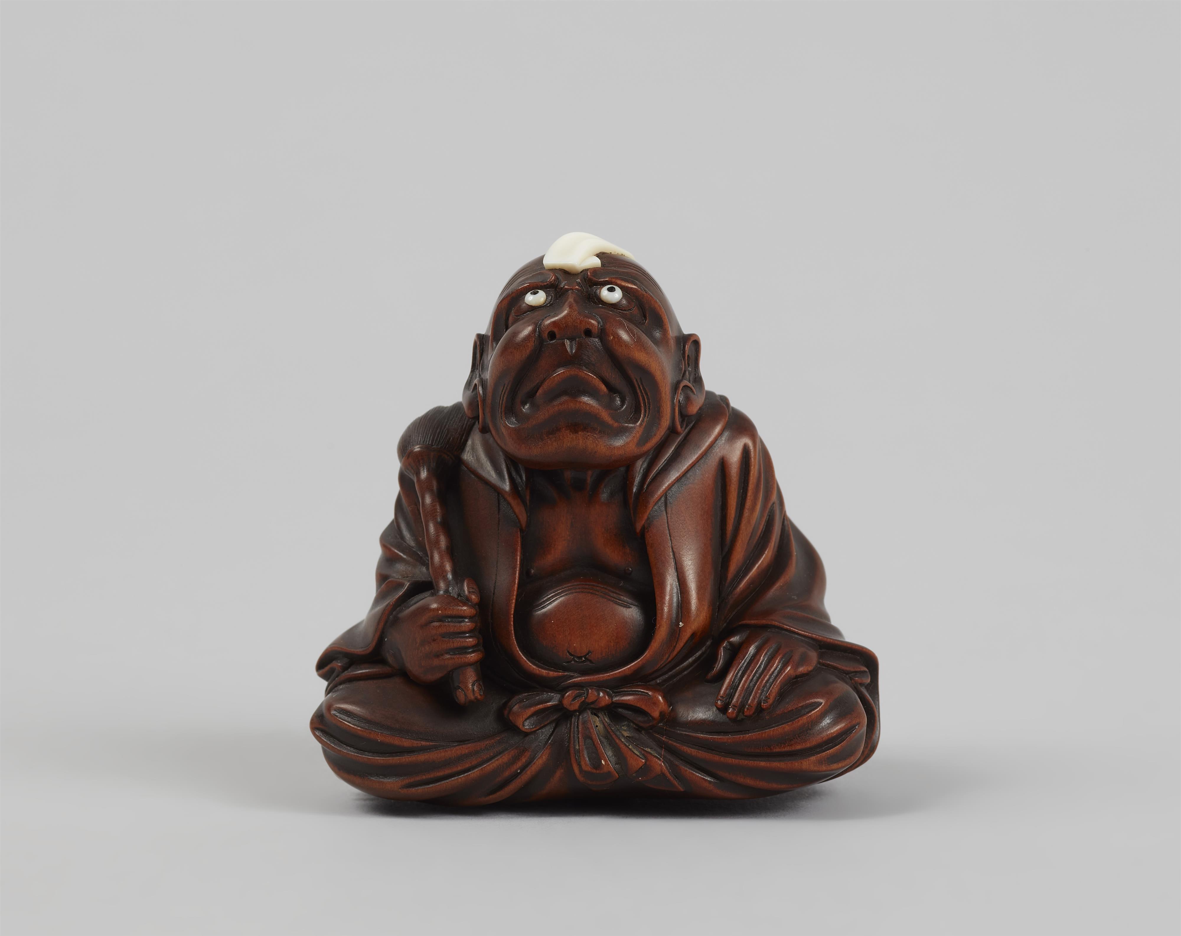 Okimono-Netsuke des Daruma beim kamifuki-Spiel. Buchsbaum. 2. Hälfte 19. Jh. - image-3