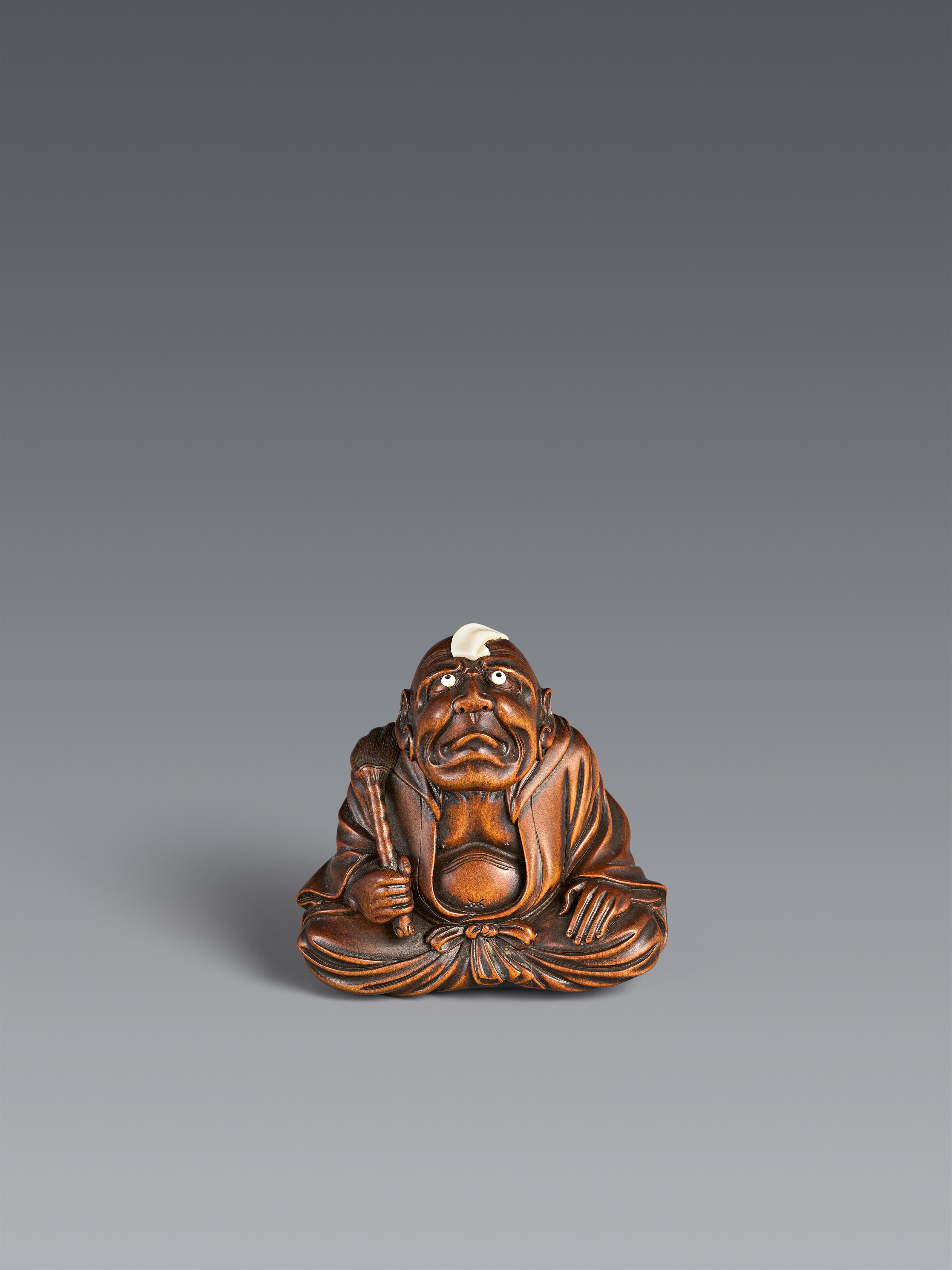 Okimono-Netsuke des Daruma beim kamifuki-Spiel. Buchsbaum. 2. Hälfte 19. Jh. - image-1