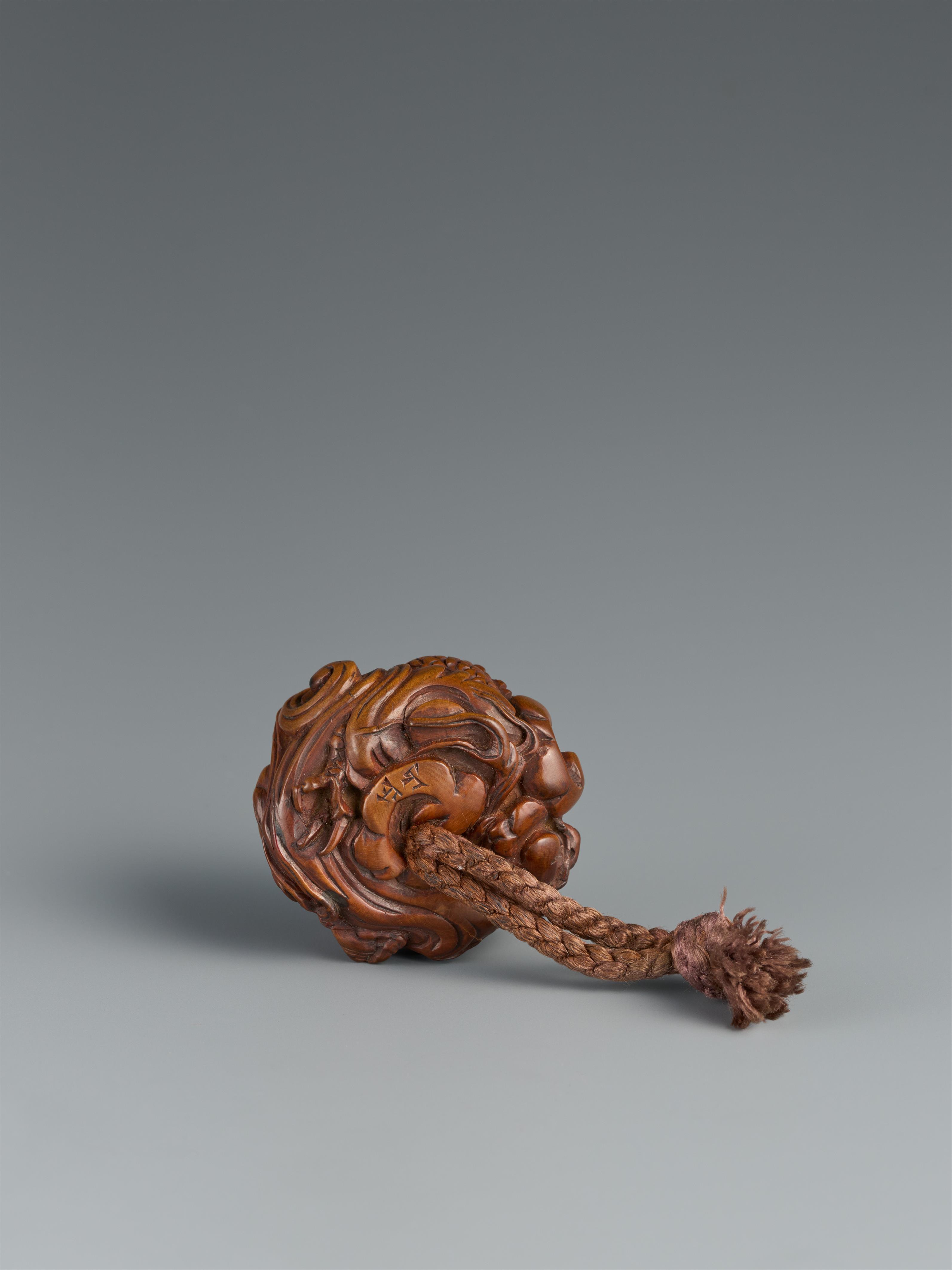 Kagamibuta-Netsuke mit Daikoku. Holz und Metall. Mitte 19. Jh. - image-2