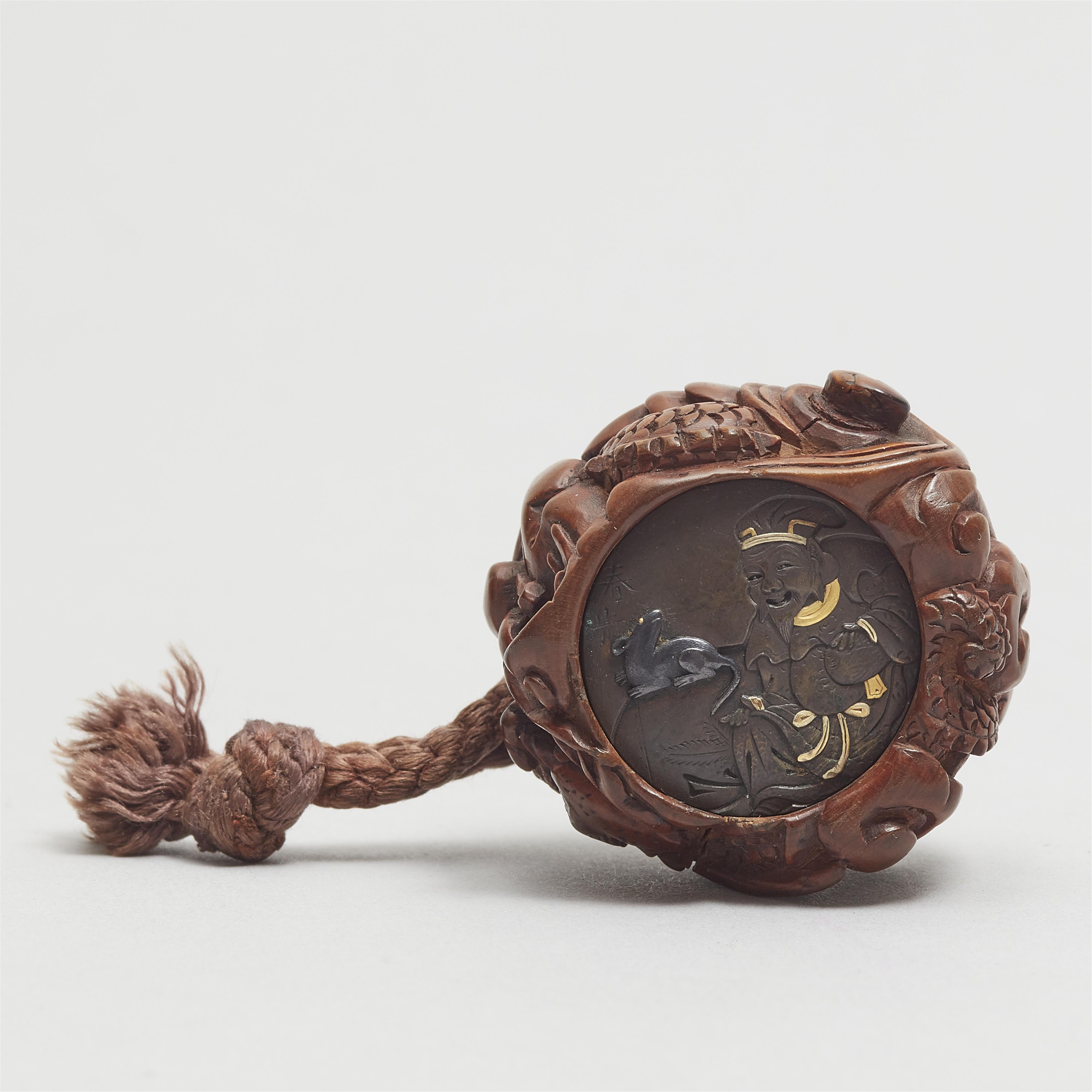 Kagamibuta-Netsuke mit Daikoku. Holz und Metall. Mitte 19. Jh. - image-3