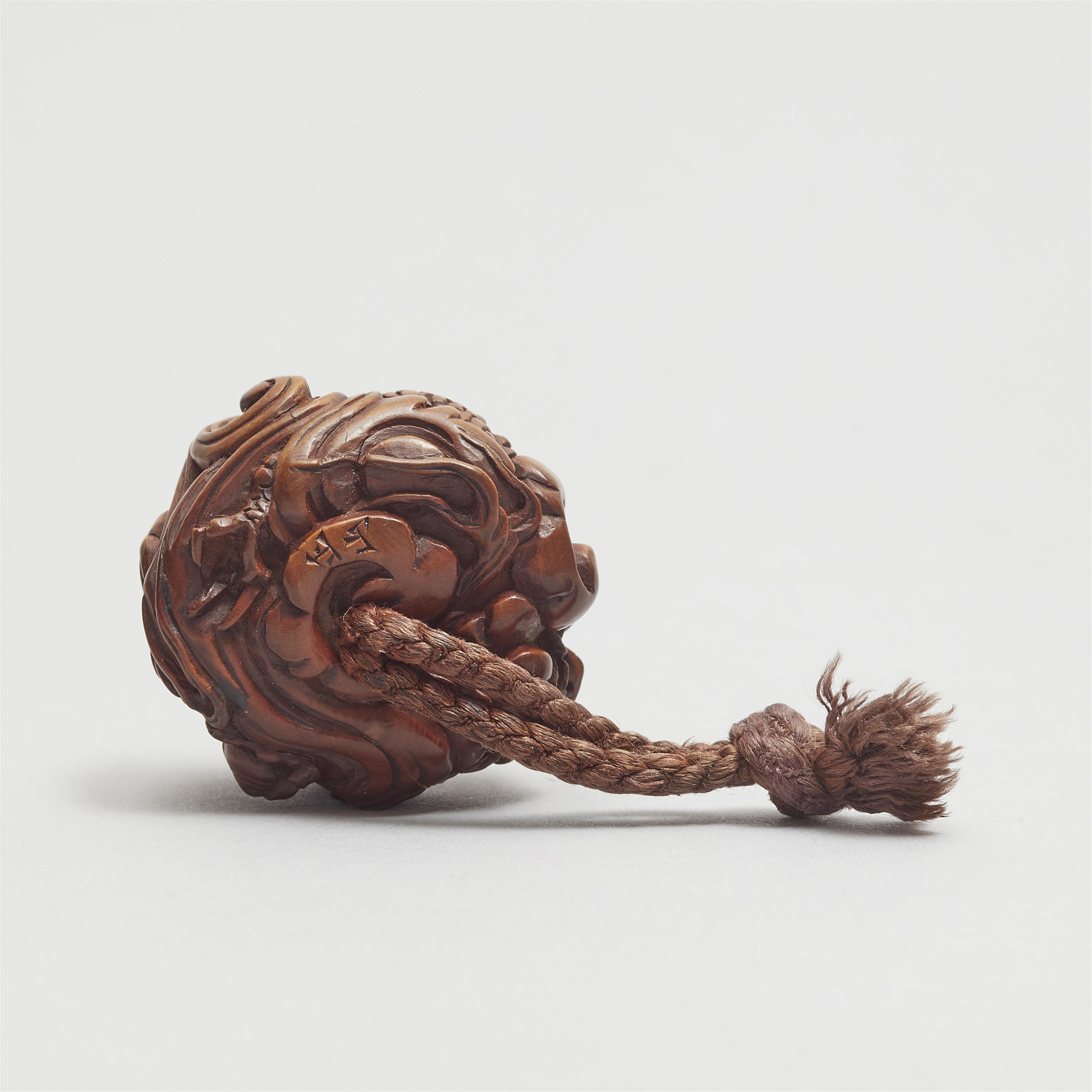 Kagamibuta-Netsuke mit Daikoku. Holz und Metall. Mitte 19. Jh. - image-4