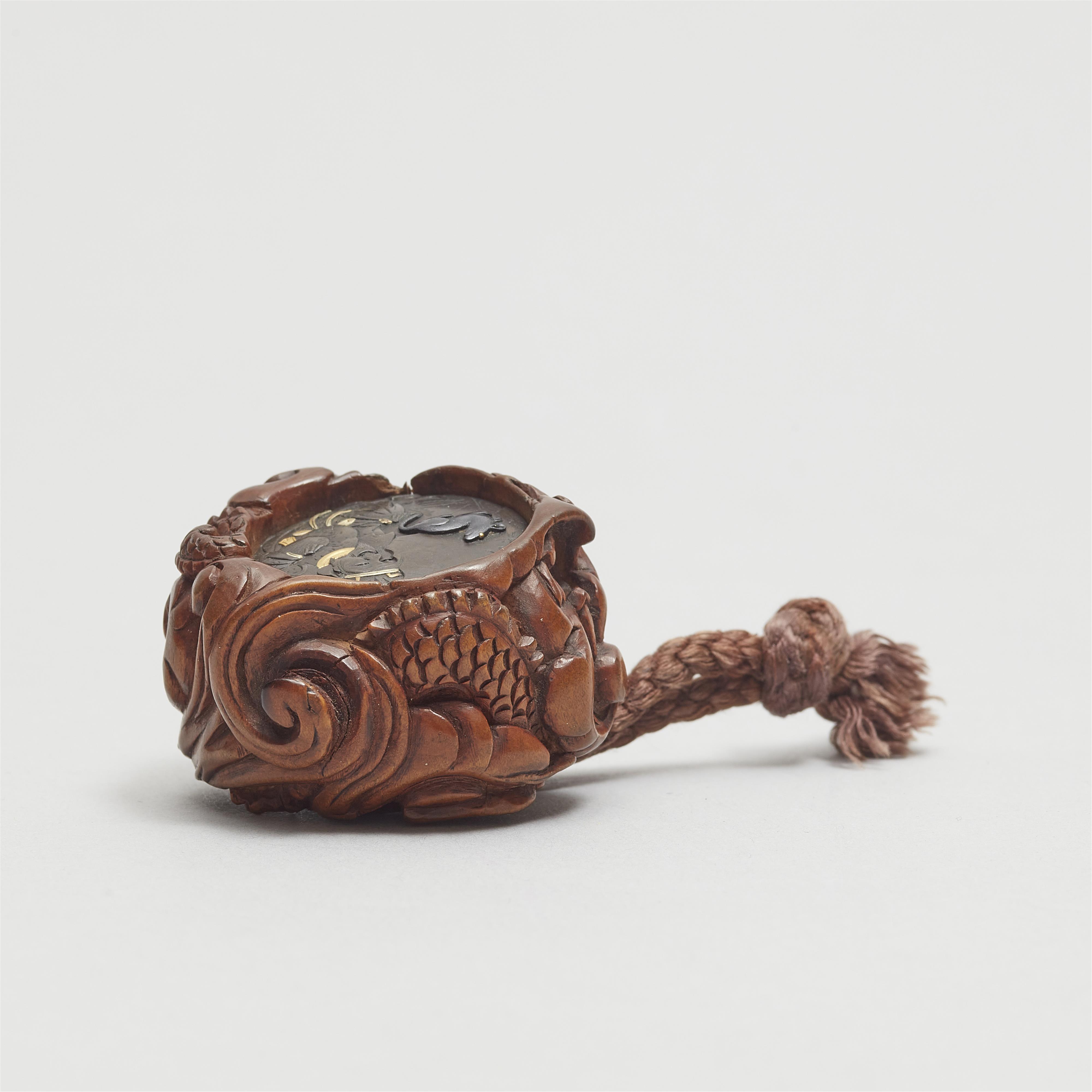 Kagamibuta-Netsuke mit Daikoku. Holz und Metall. Mitte 19. Jh. - image-5