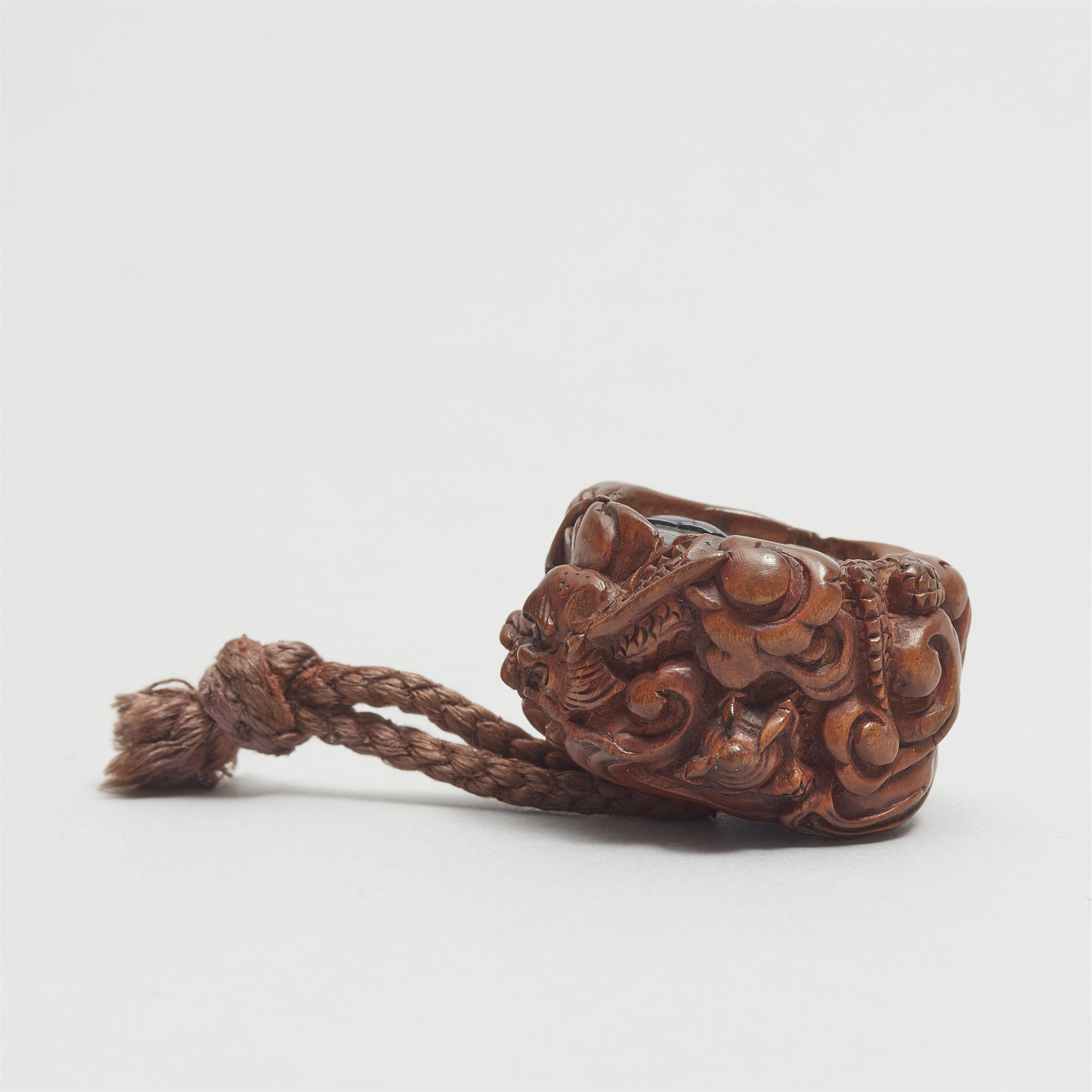 Kagamibuta-Netsuke mit Daikoku. Holz und Metall. Mitte 19. Jh. - image-6