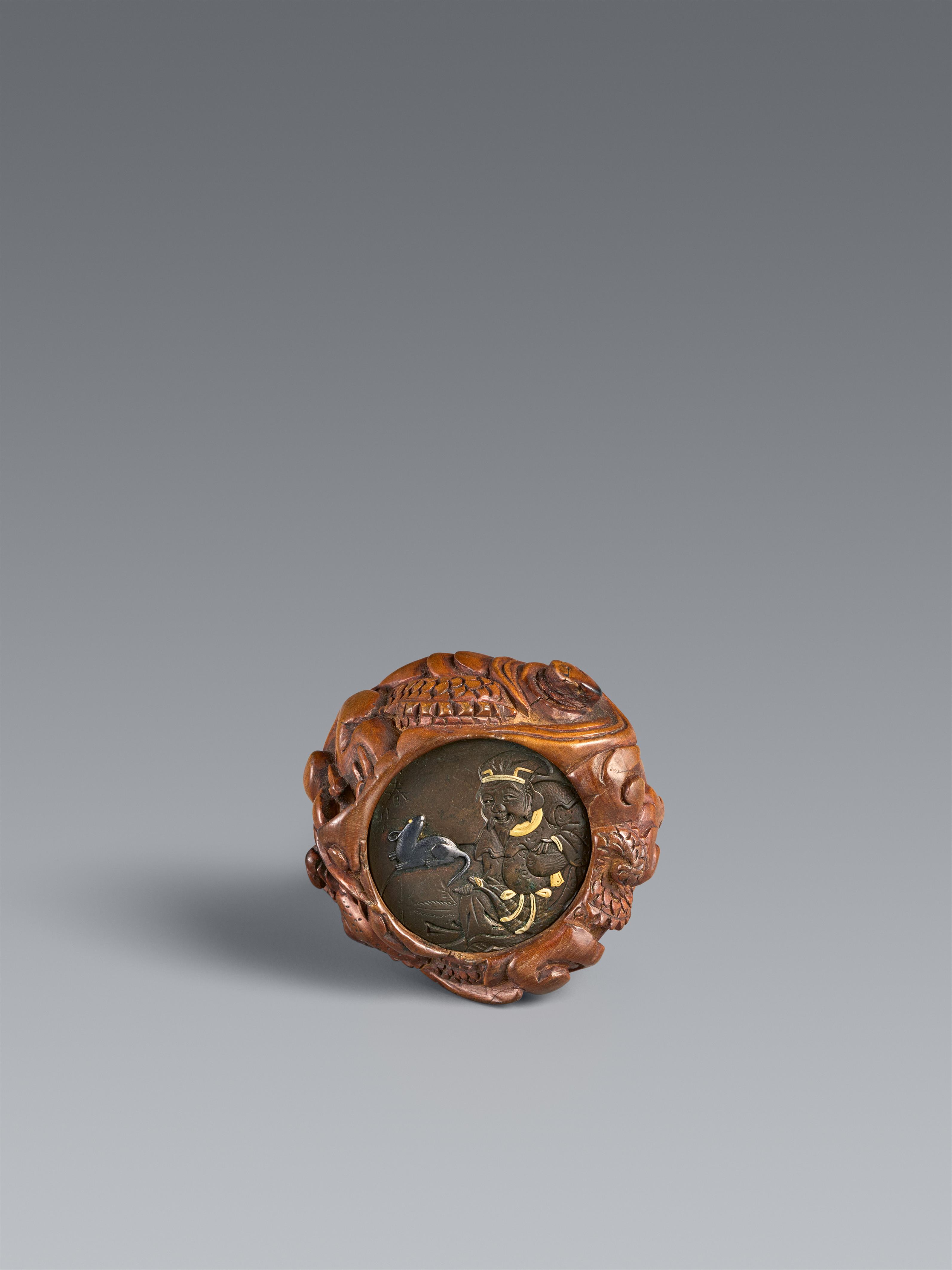 Kagamibuta-Netsuke mit Daikoku. Holz und Metall. Mitte 19. Jh. - image-1