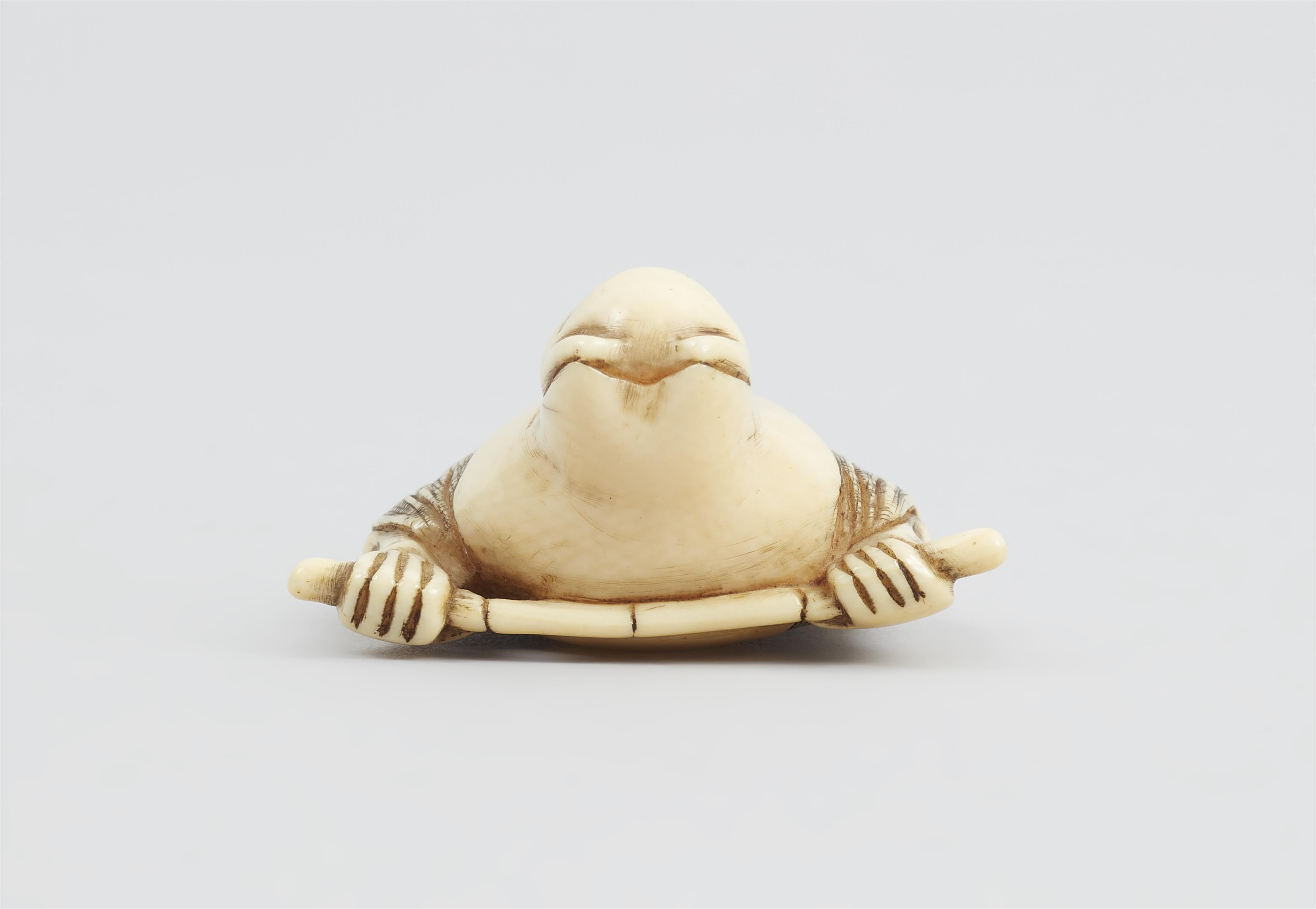 Netsuke eines Fuchs als Hakusōzu. Elfenbein. Frühes 19. Jh. - image-4