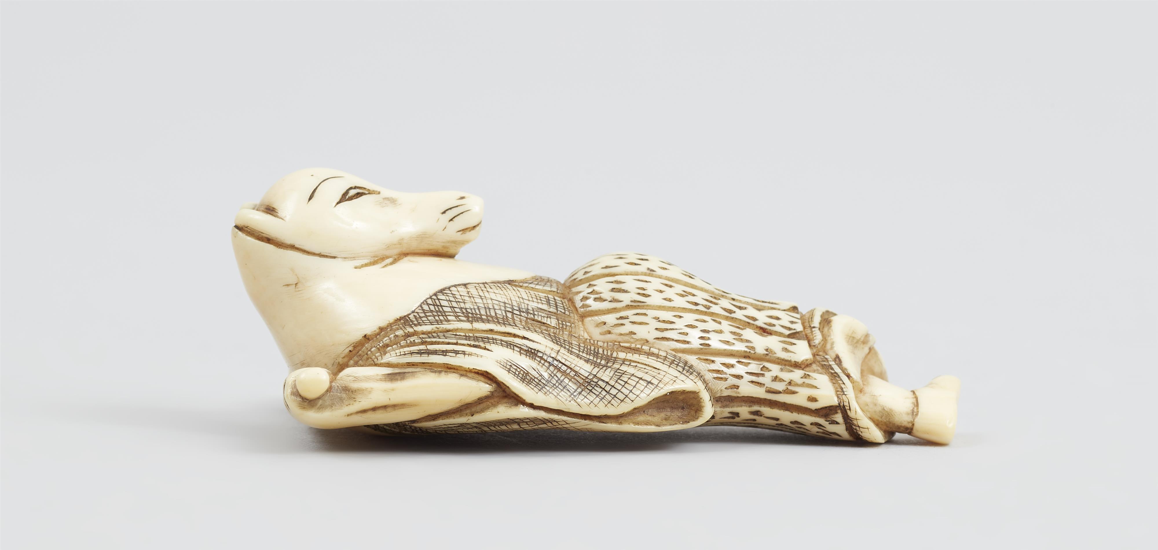 Netsuke eines Fuchs als Hakusōzu. Elfenbein. Frühes 19. Jh. - image-5