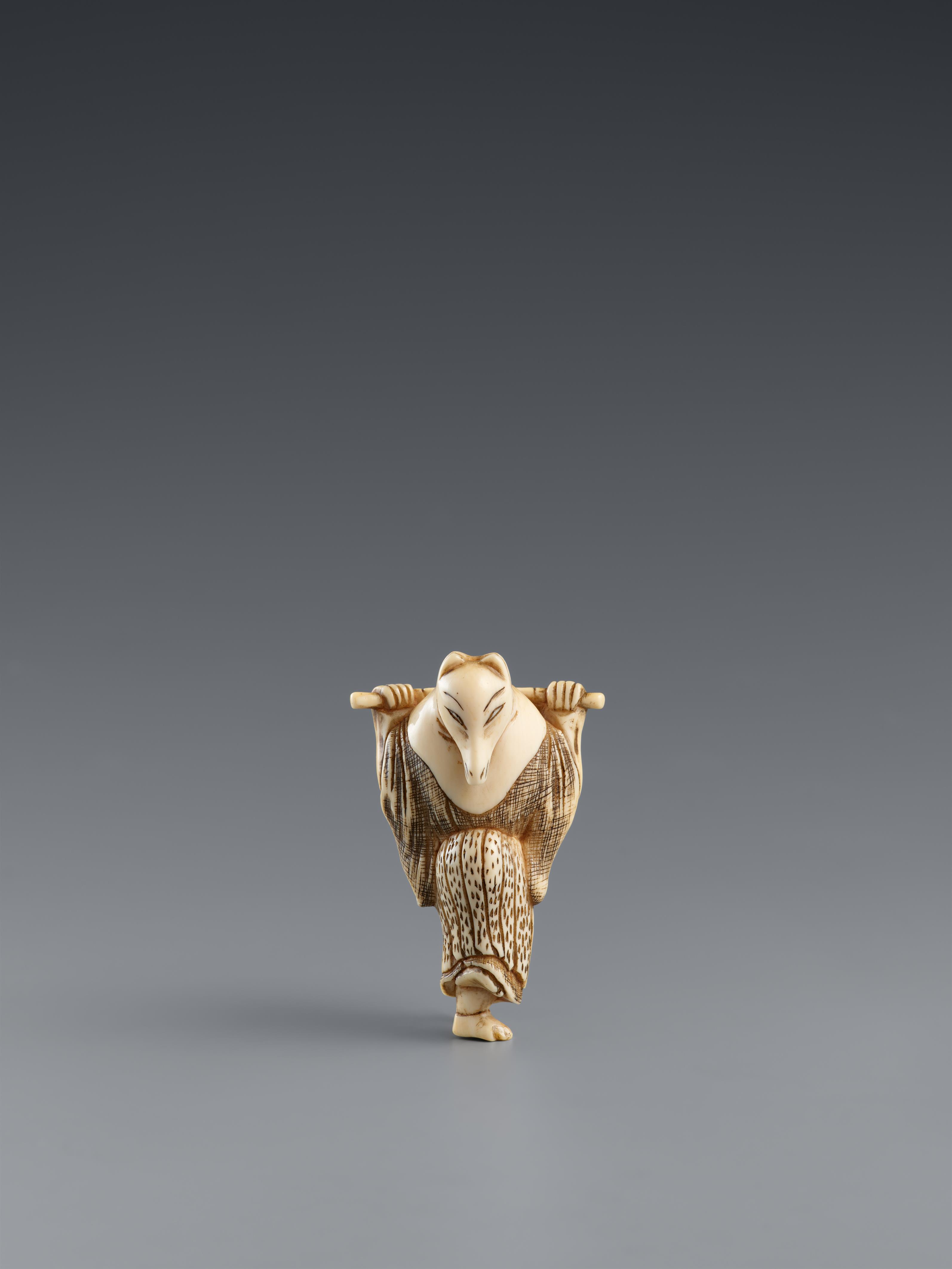 Netsuke eines Fuchs als Hakusōzu. Elfenbein. Frühes 19. Jh. - image-1