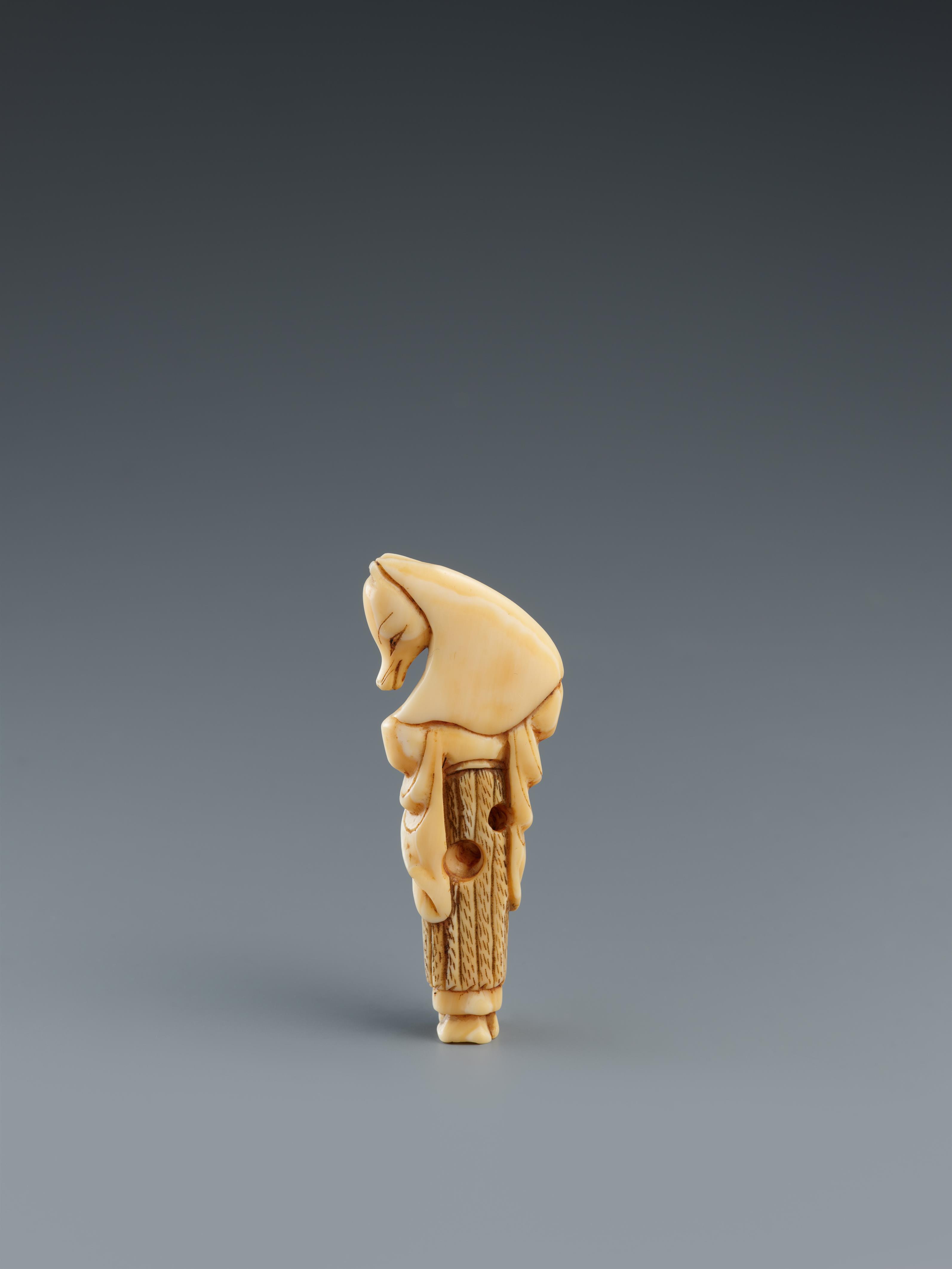 An ivory netsuke of a fox disguised as Hakusōzu. Early 19th century - image-2