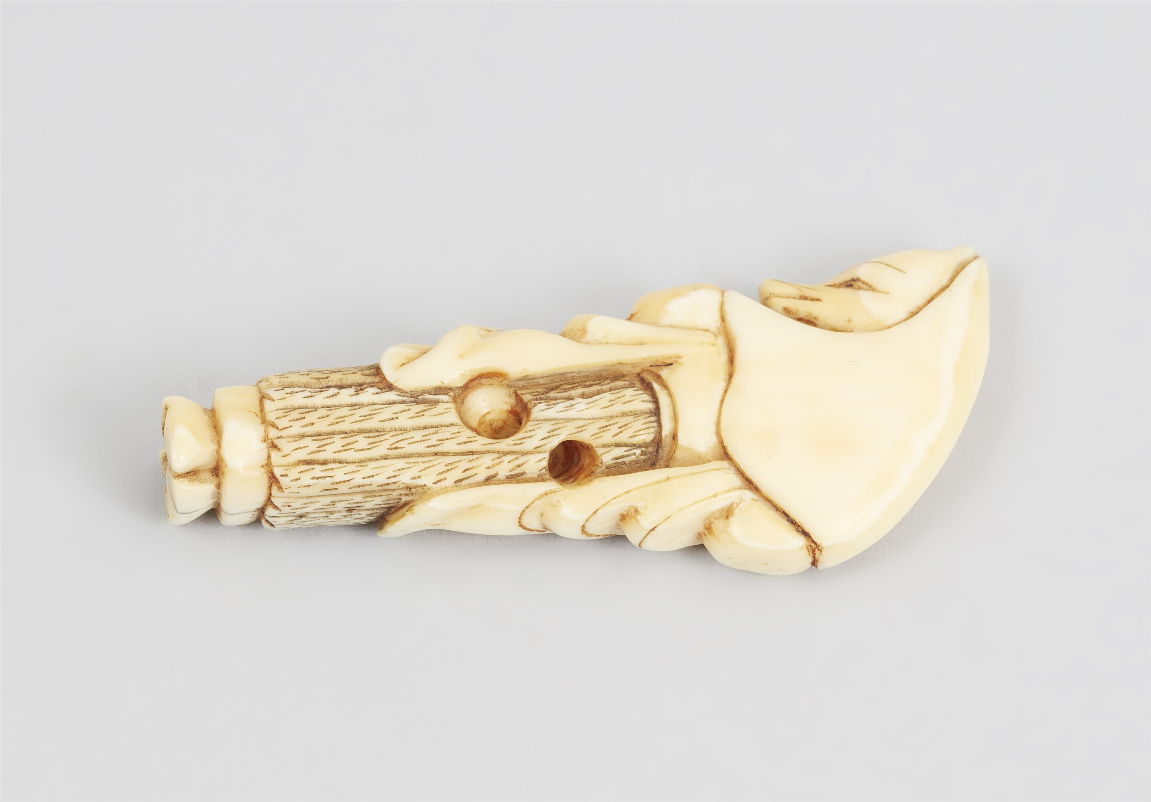 An ivory netsuke of a fox disguised as Hakusōzu. Early 19th century - image-5