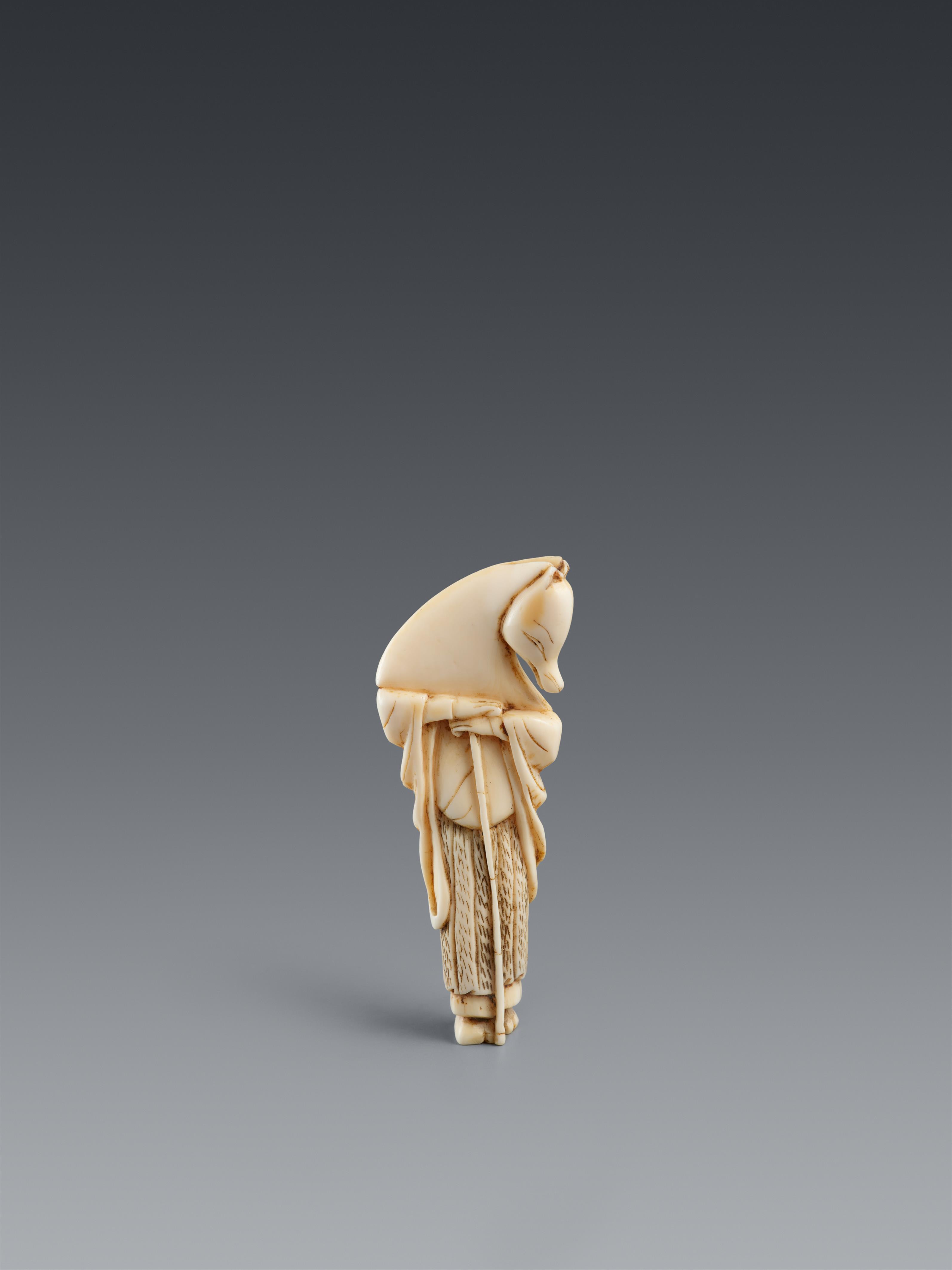 An ivory netsuke of a fox disguised as Hakusōzu. Early 19th century - image-1