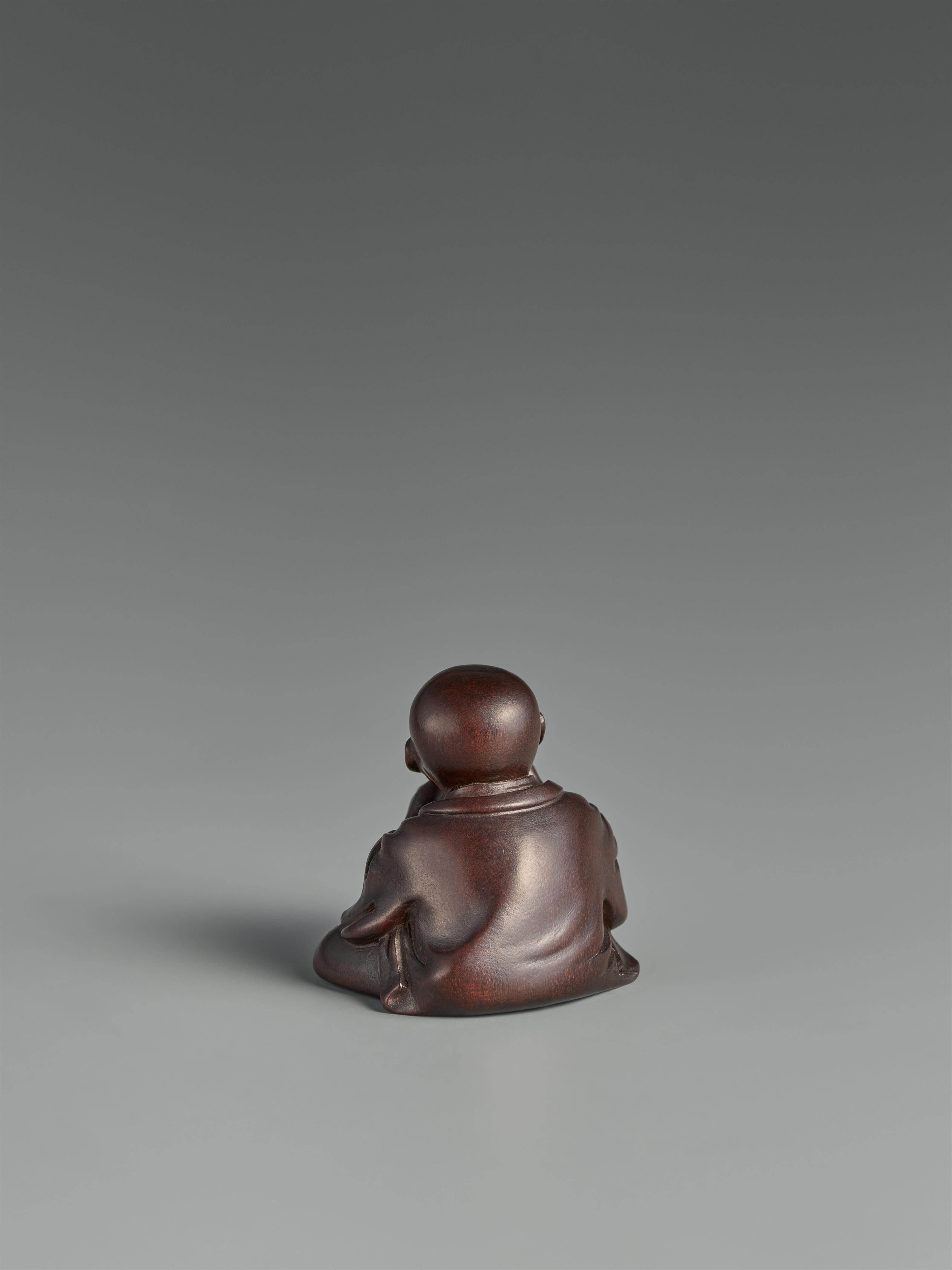 A Miwa-style wood netsuke of a chajin. First half 19th century - image-2