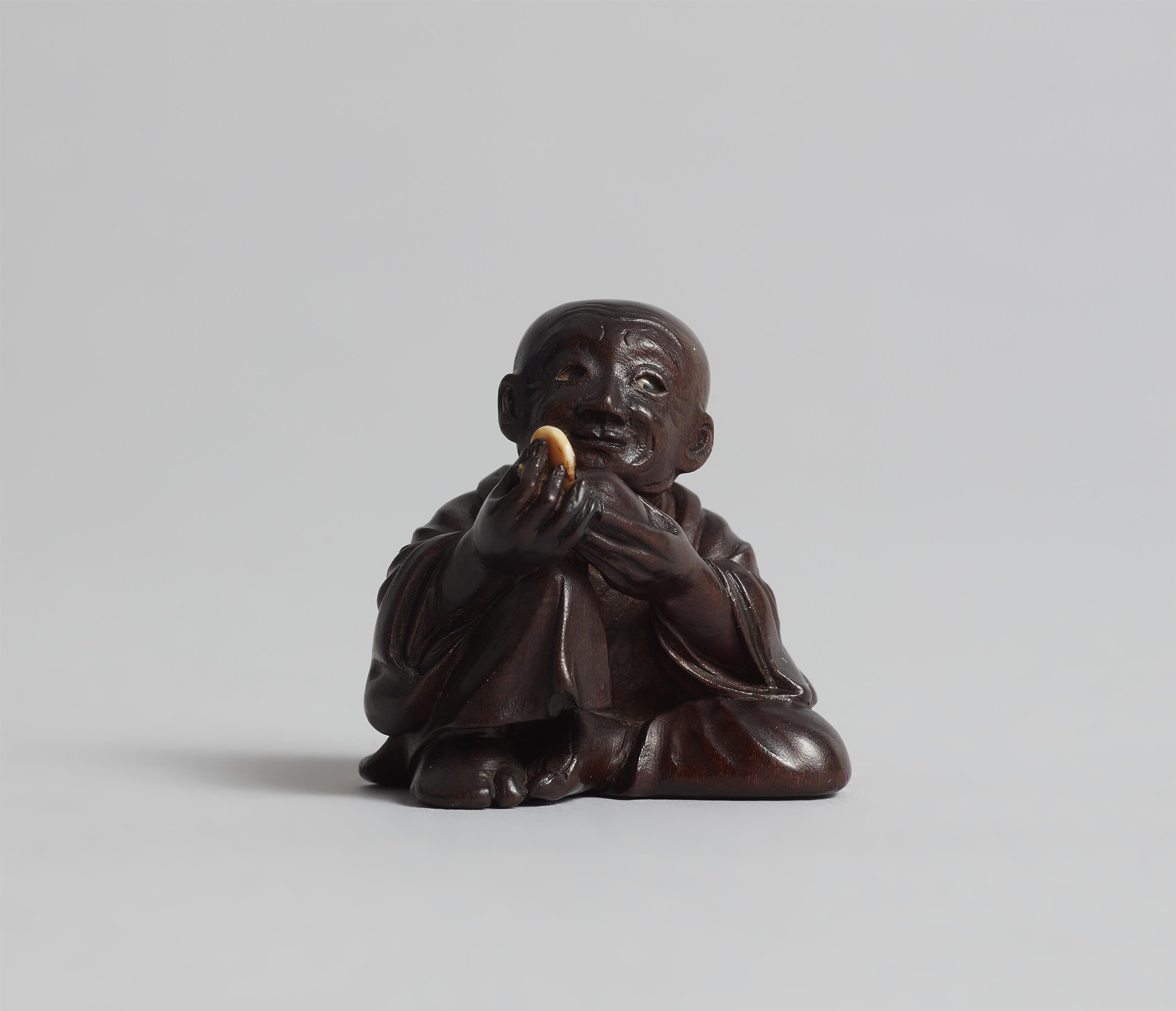 A Miwa-style wood netsuke of a chajin. First half 19th century - image-3