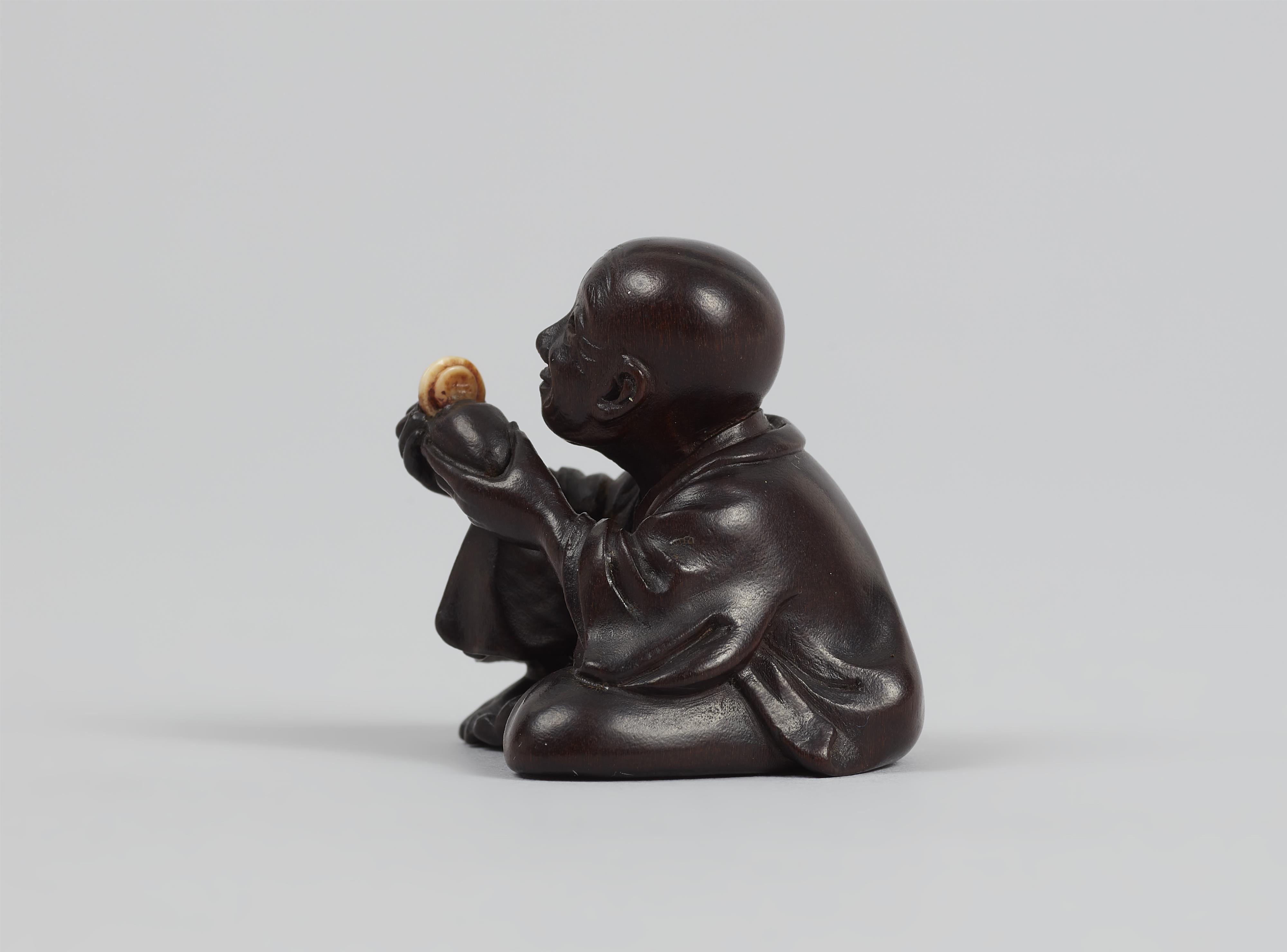 A Miwa-style wood netsuke of a chajin. First half 19th century - image-4