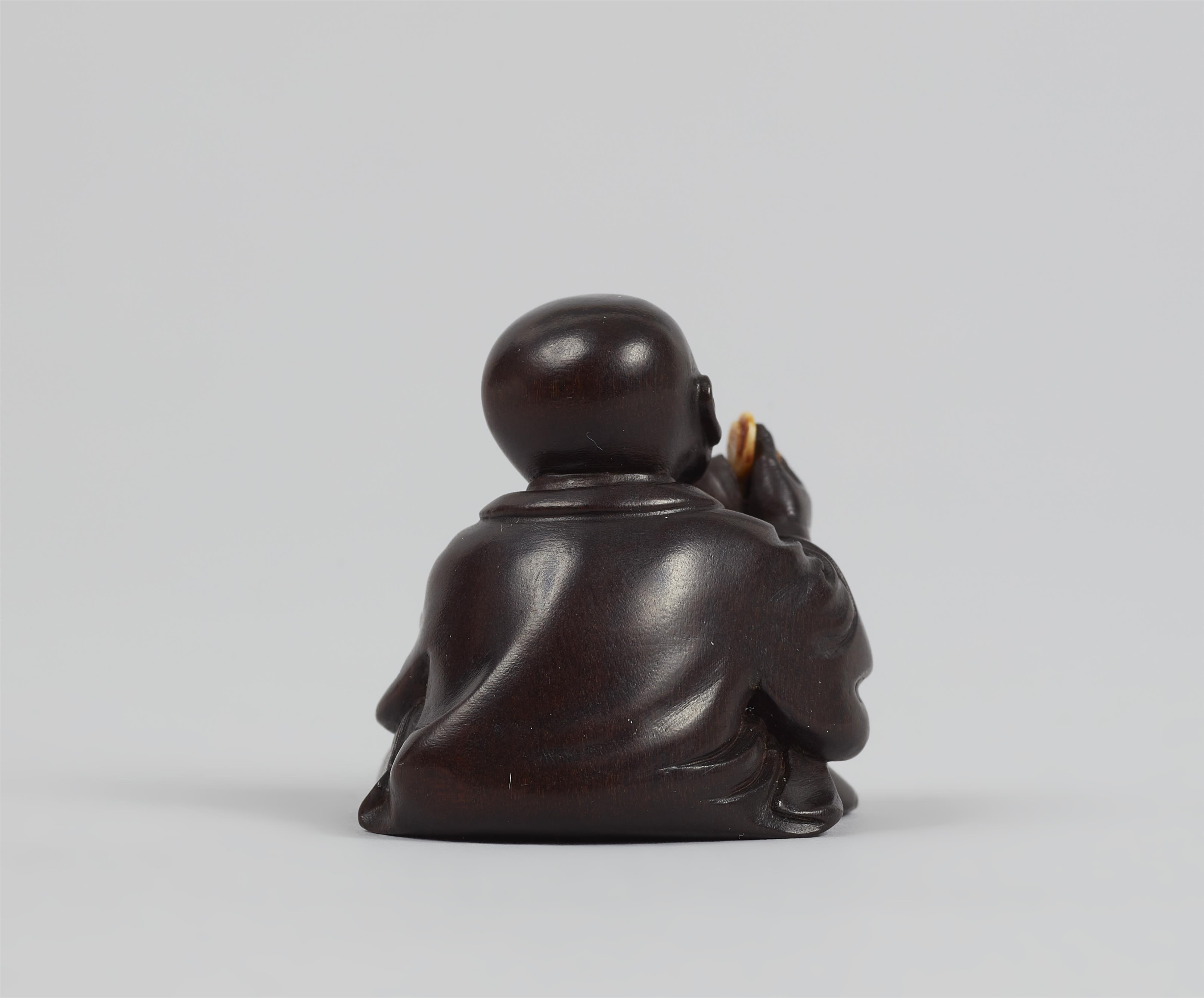 A Miwa-style wood netsuke of a chajin. First half 19th century - image-5