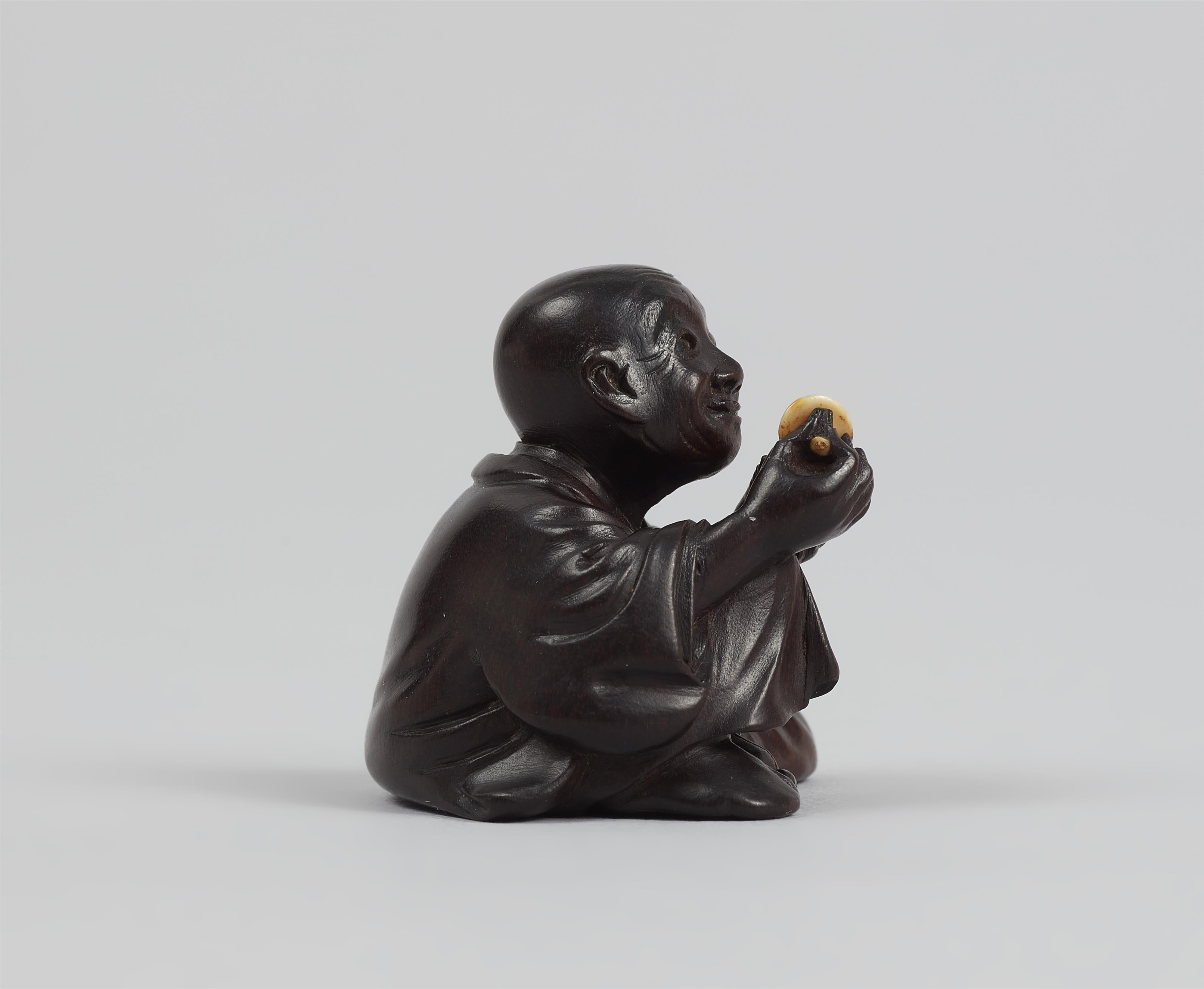 A Miwa-style wood netsuke of a chajin. First half 19th century - image-6