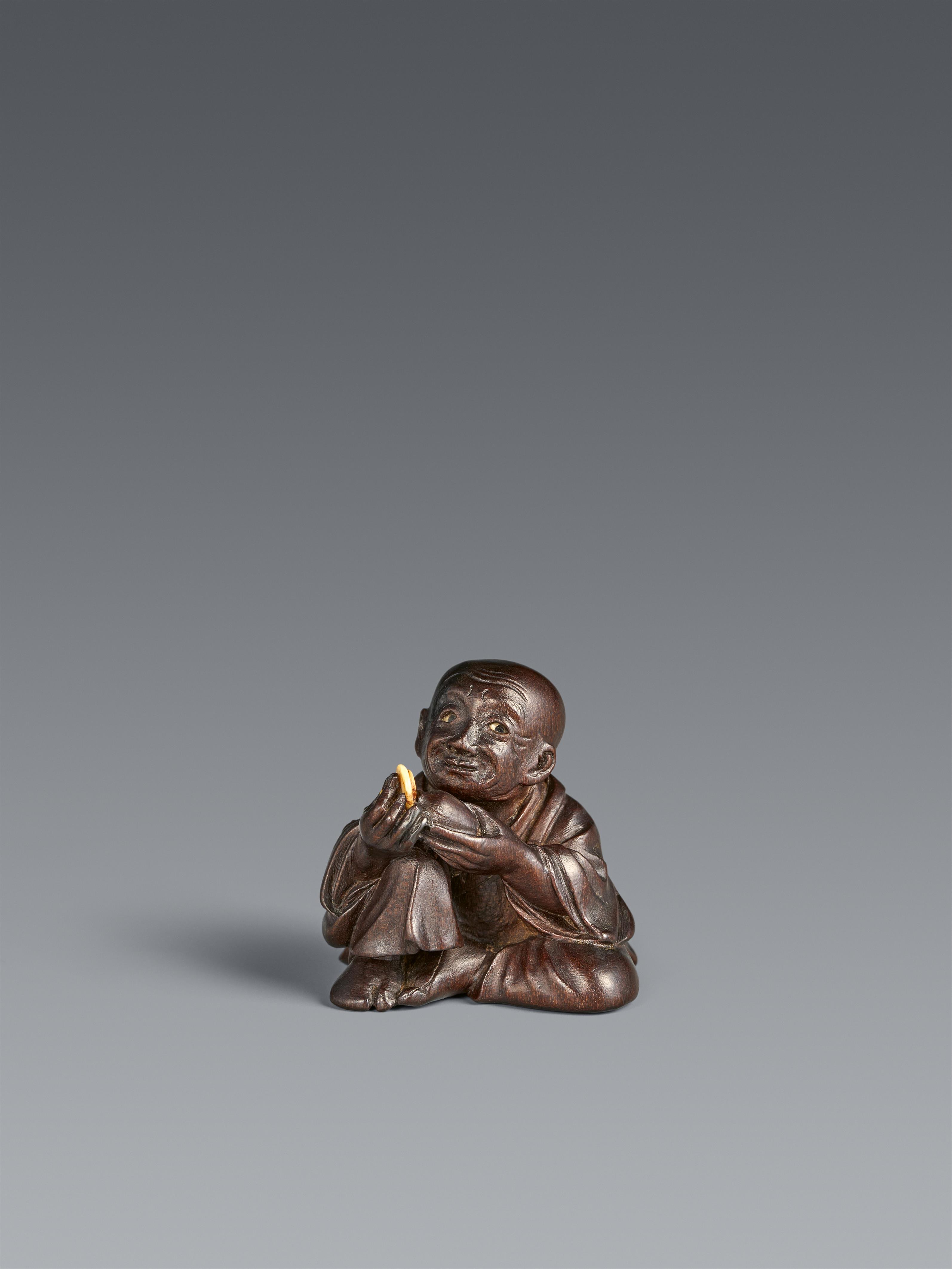 A Miwa-style wood netsuke of a chajin. First half 19th century - image-1