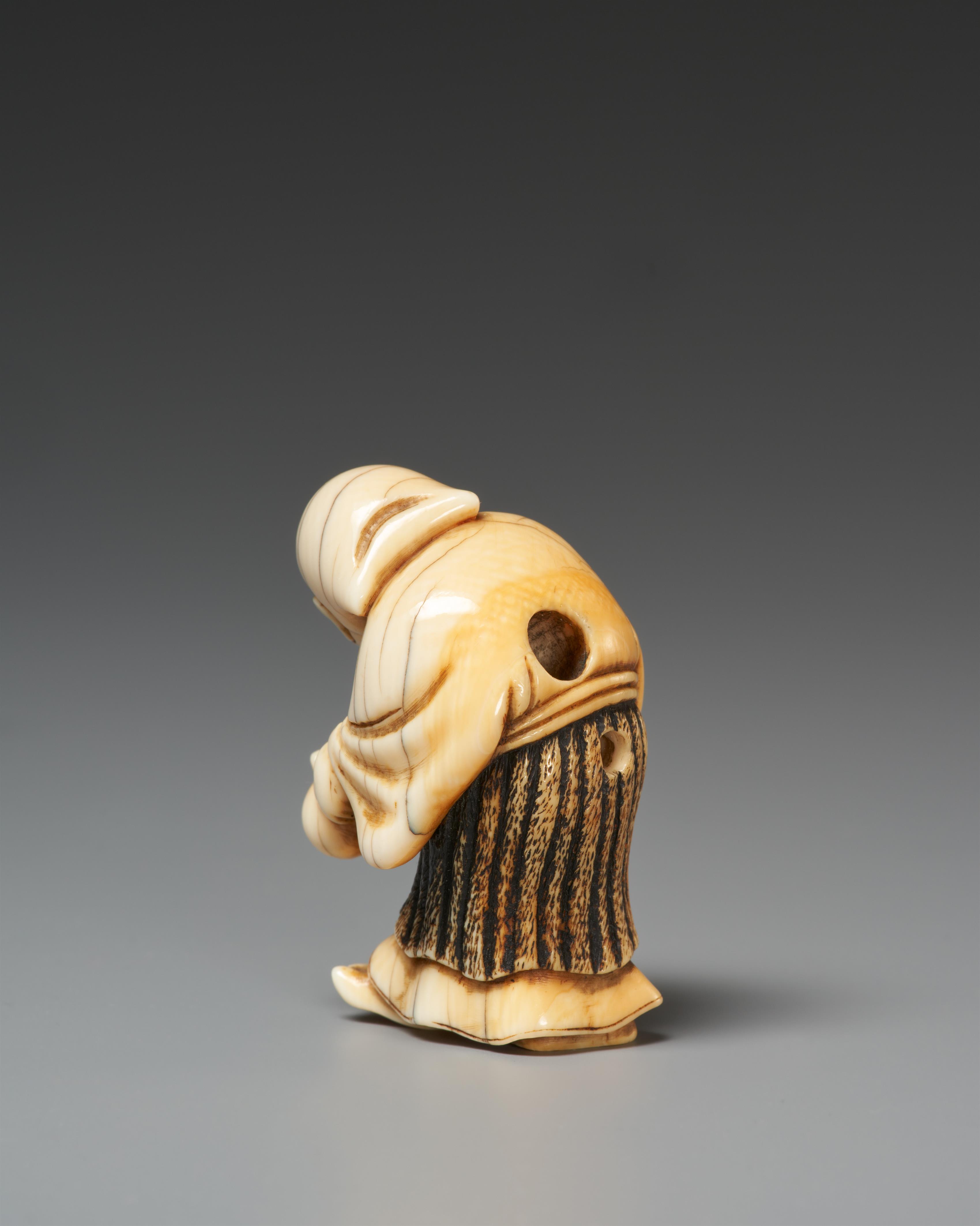 An ivory netsuke of a merrymaking man. First half 19th century - image-2