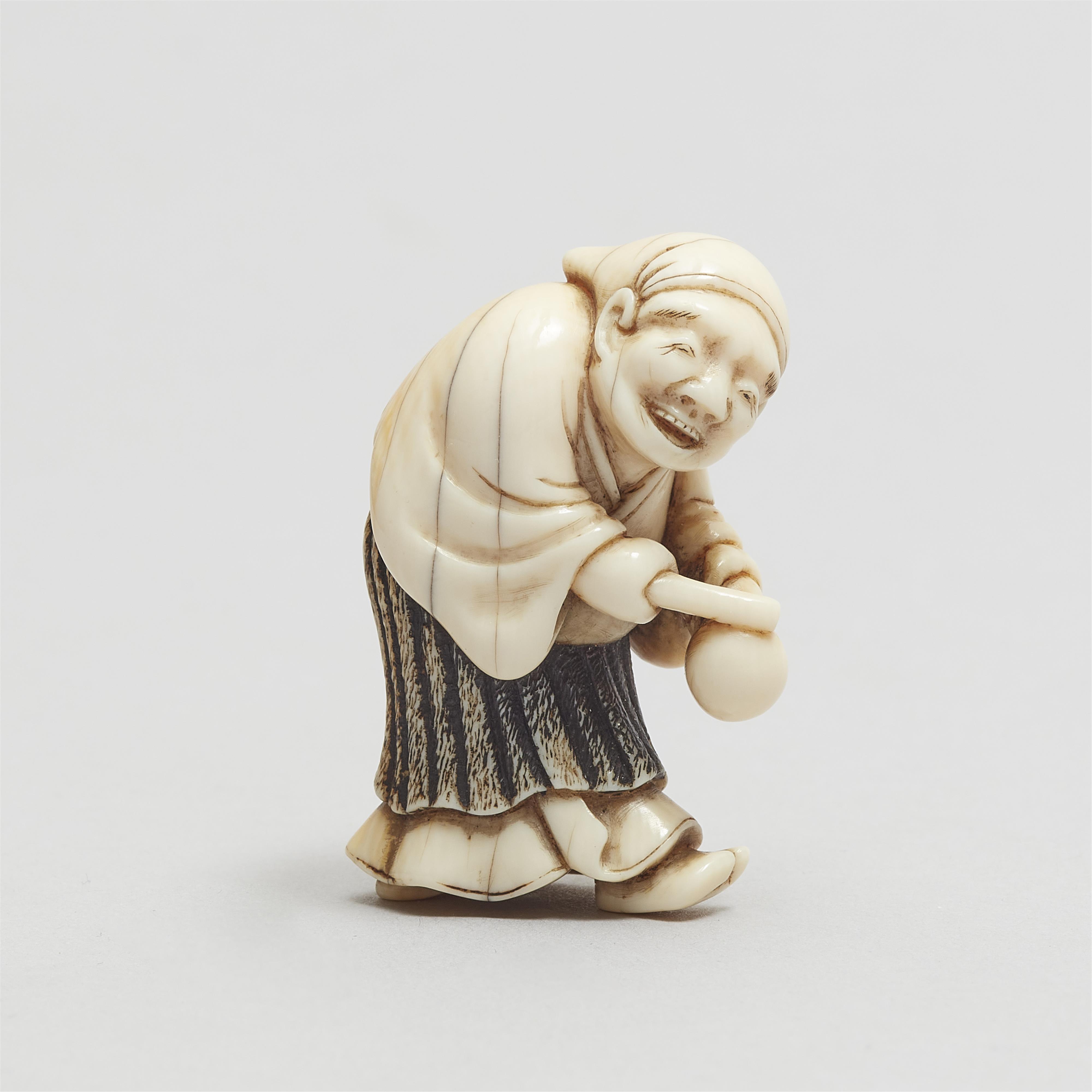 An ivory netsuke of a merrymaking man. First half 19th century - image-3