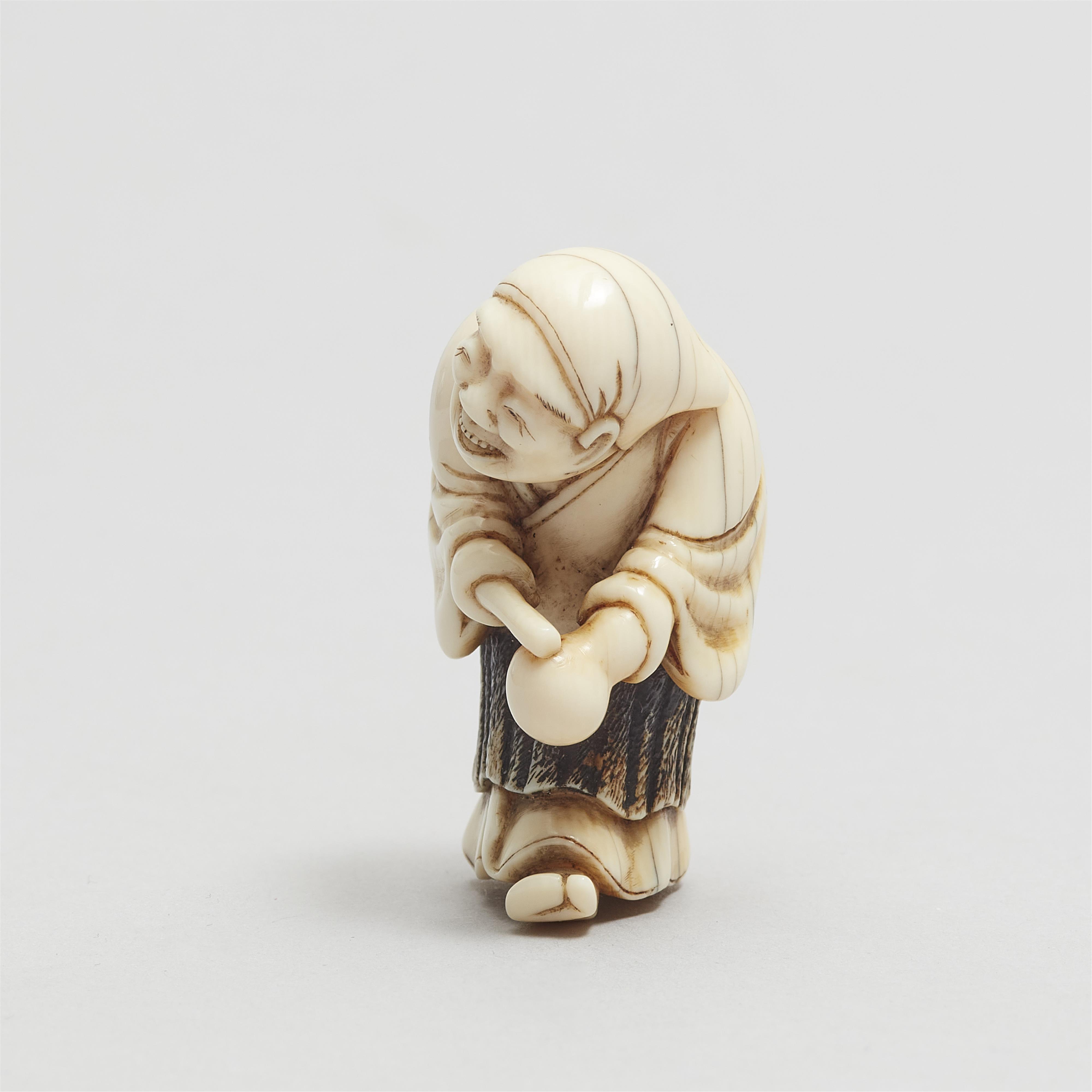 An ivory netsuke of a merrymaking man. First half 19th century - image-4