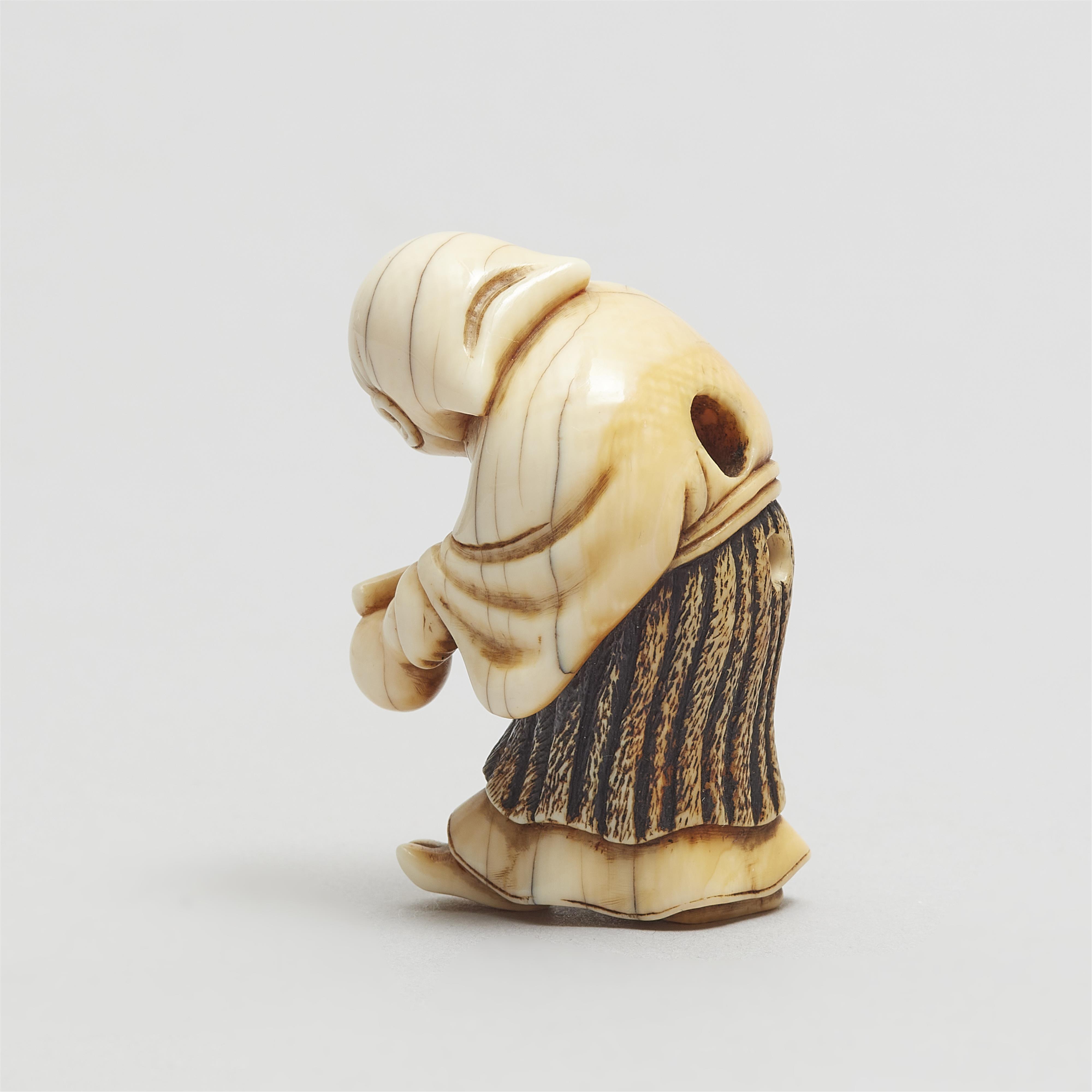 Netsuke eines Mannes in ausgelassener Stimmung. Elfenbein. 1. Hälfte 19. Jh. - image-5