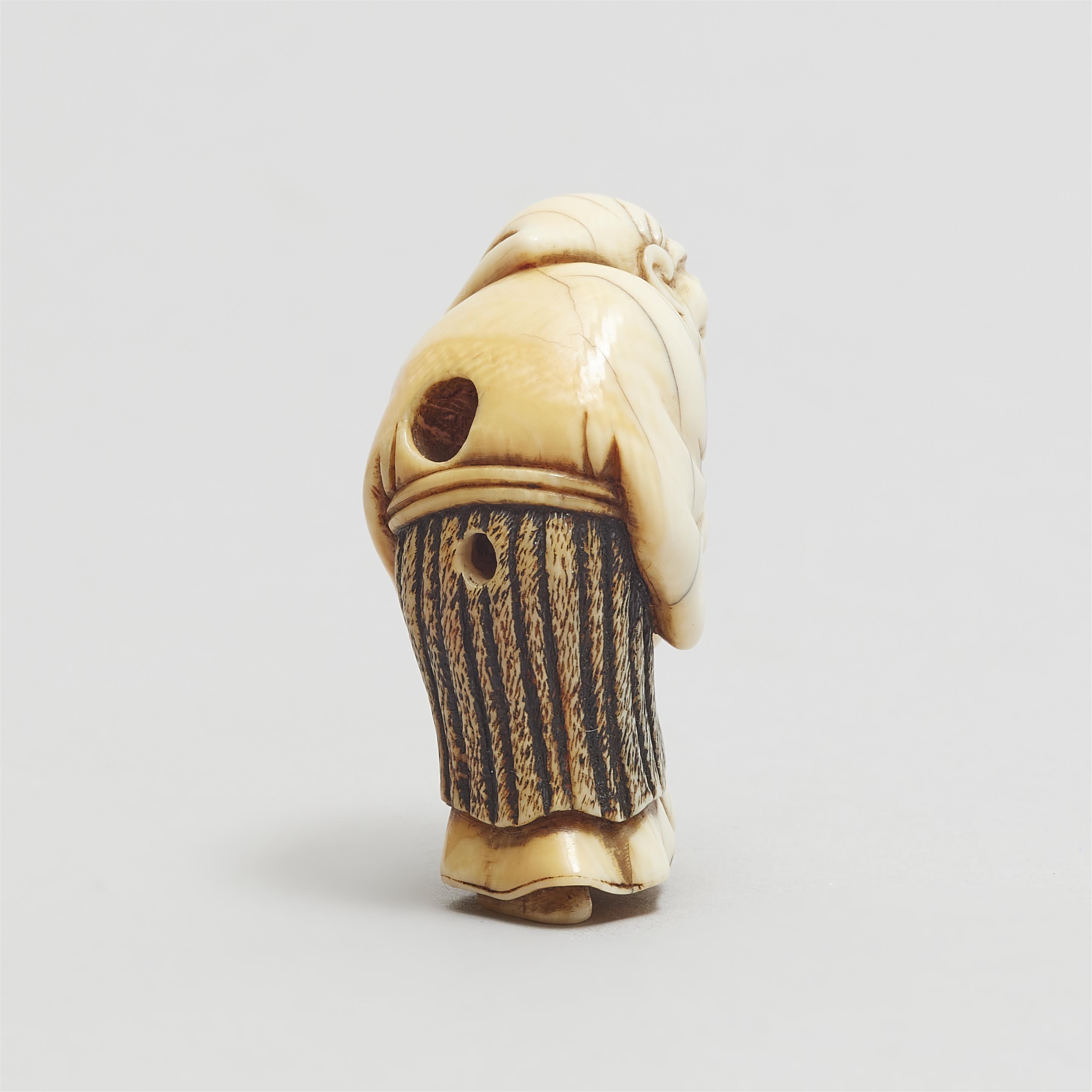 An ivory netsuke of a merrymaking man. First half 19th century - image-6