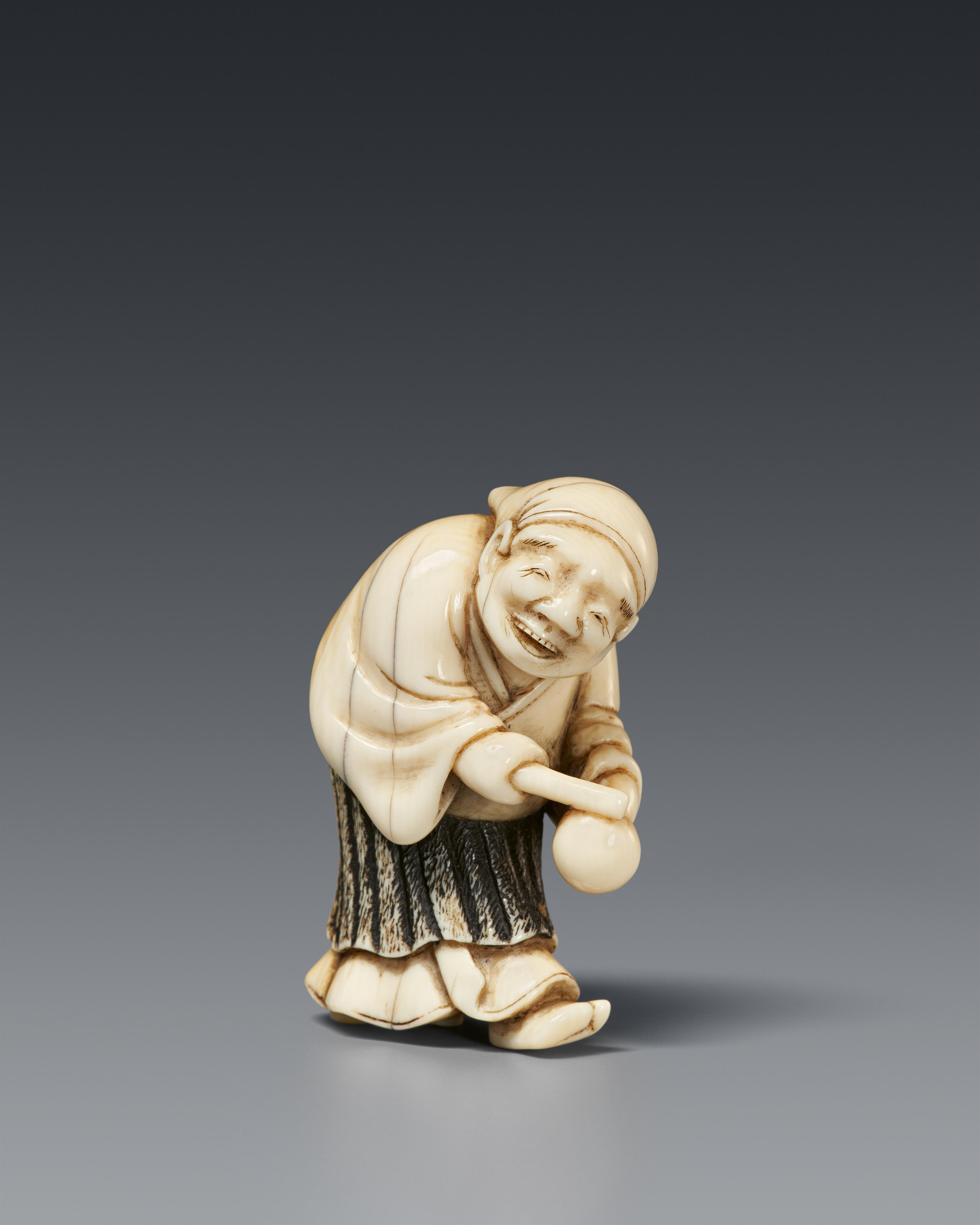 An ivory netsuke of a merrymaking man. First half 19th century - image-1