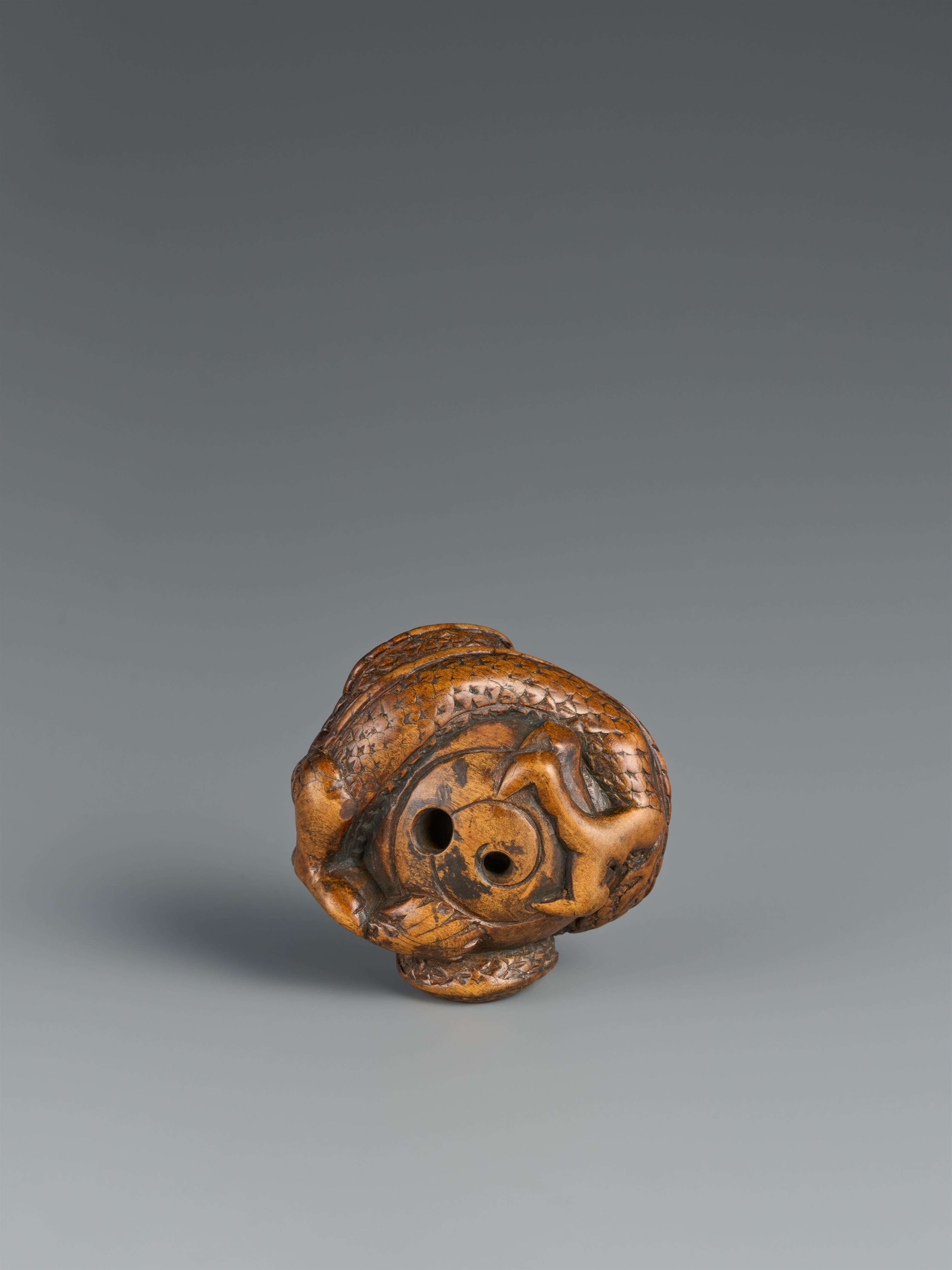 A mingei-type wood netsuke of a large dragon. 19th century - image-2