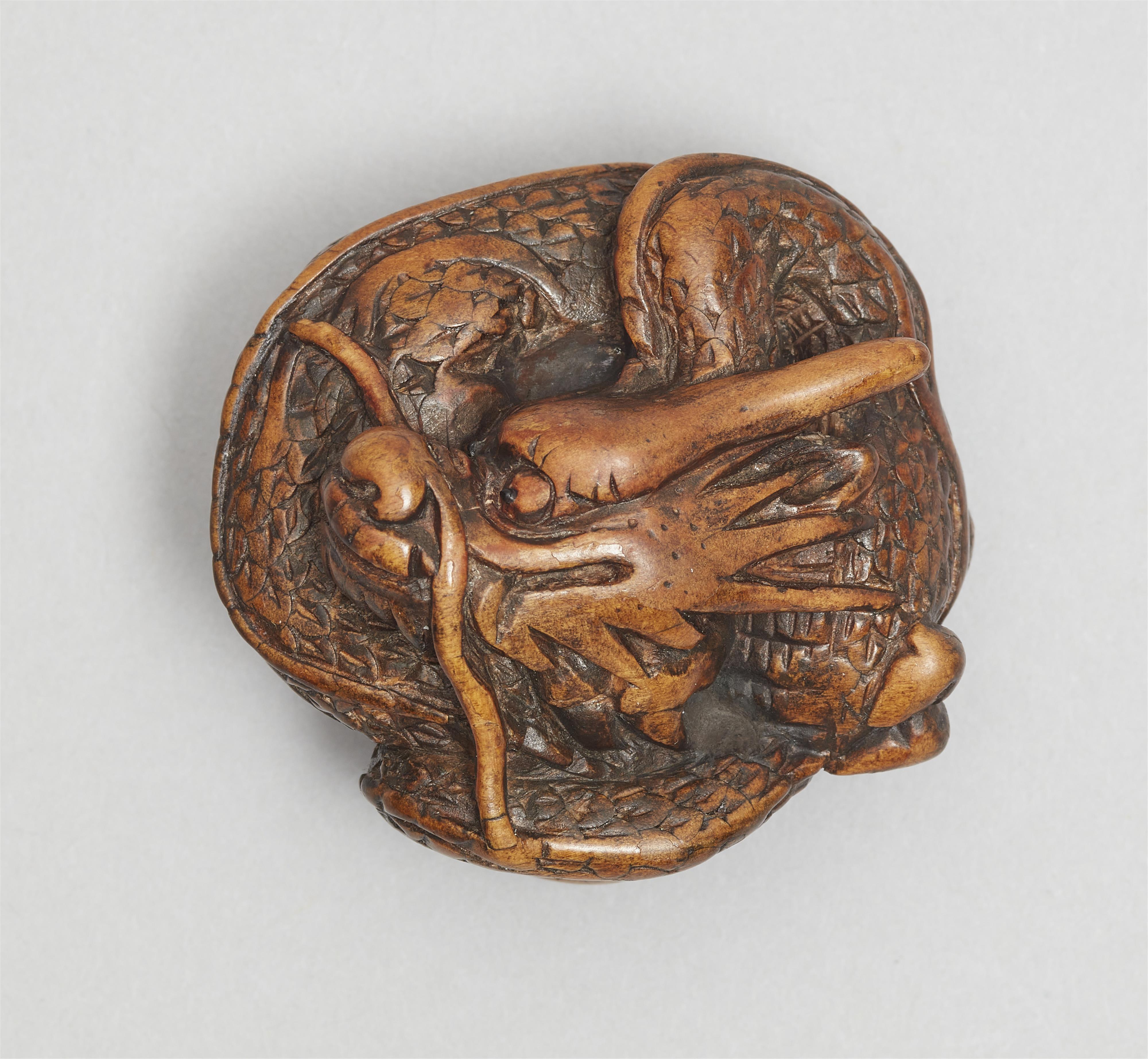 A mingei-type wood netsuke of a large dragon. 19th century - image-3