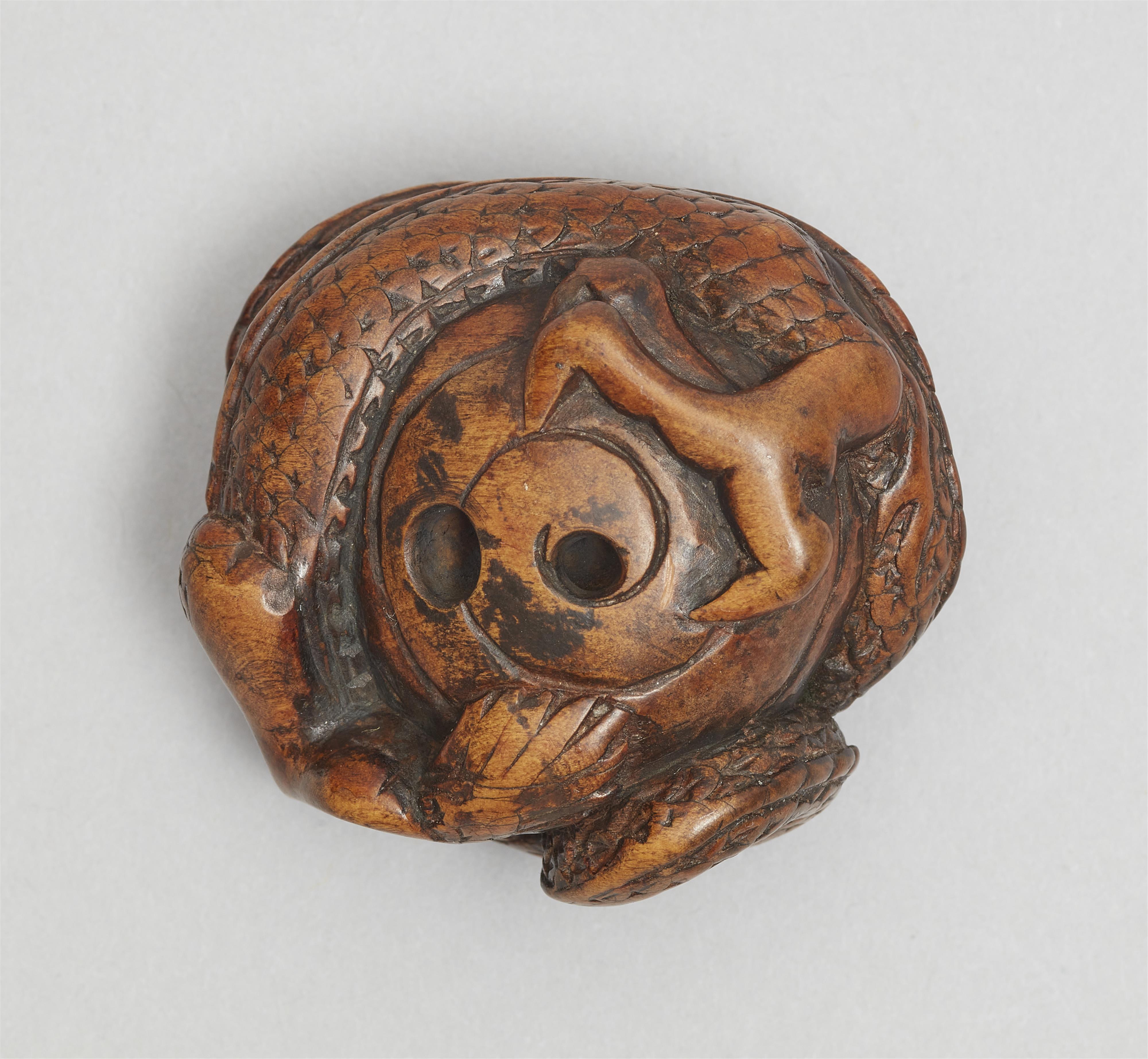 A mingei-type wood netsuke of a large dragon. 19th century - image-4