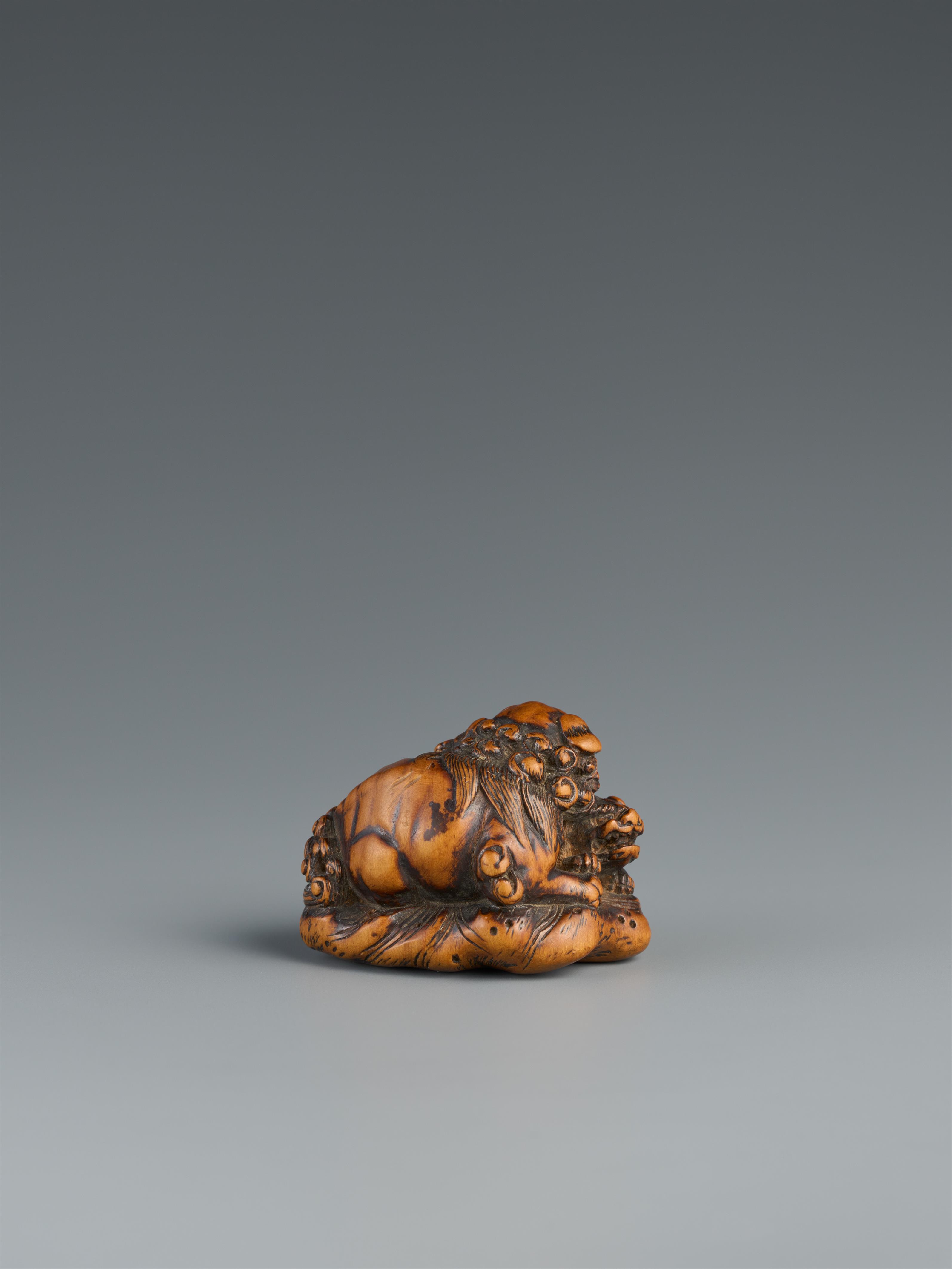 A boxwood netsuke of two shishi. 19th century - image-2