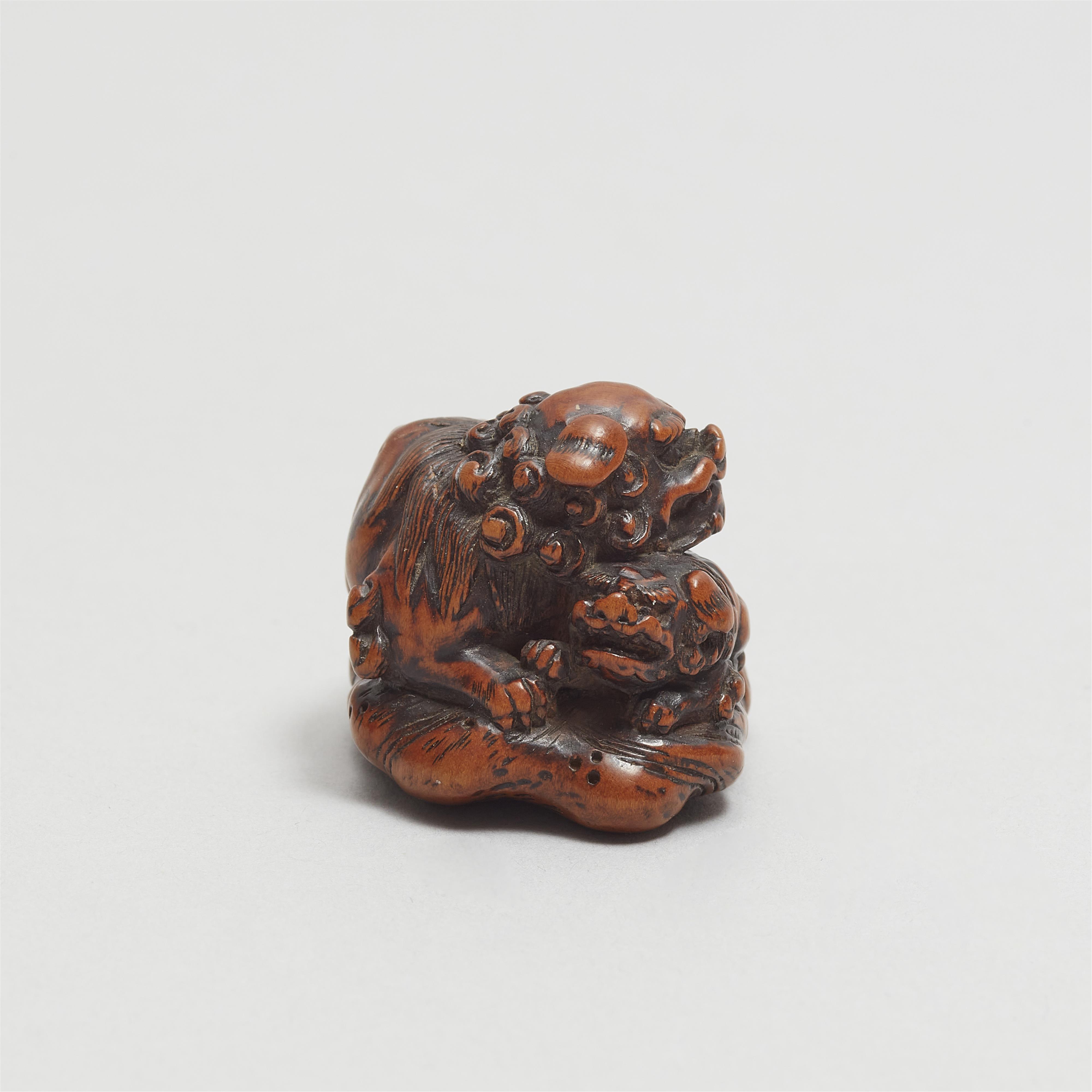 A boxwood netsuke of two shishi. 19th century - image-4