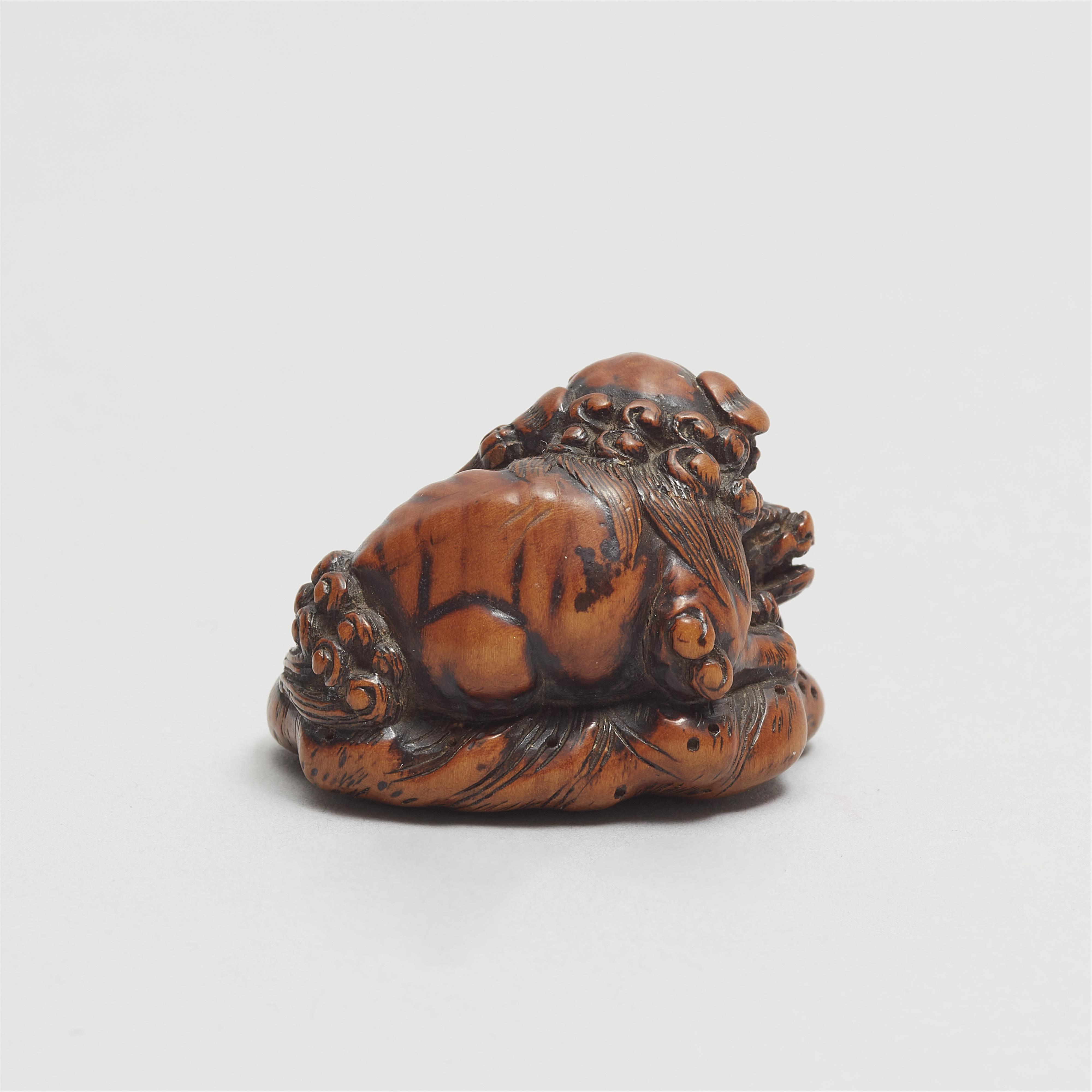 A boxwood netsuke of two shishi. 19th century - image-5