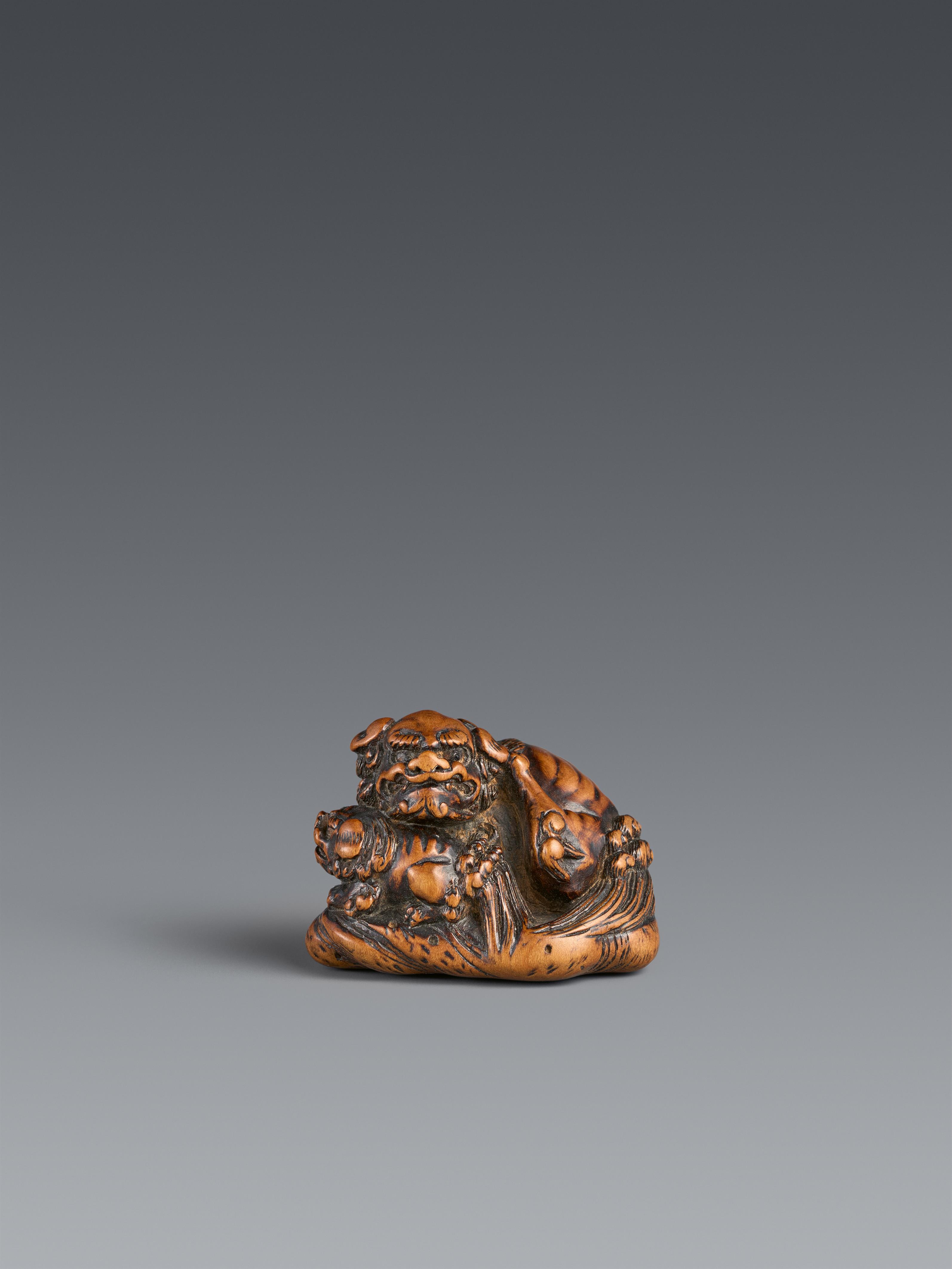 A boxwood netsuke of two shishi. 19th century - image-1