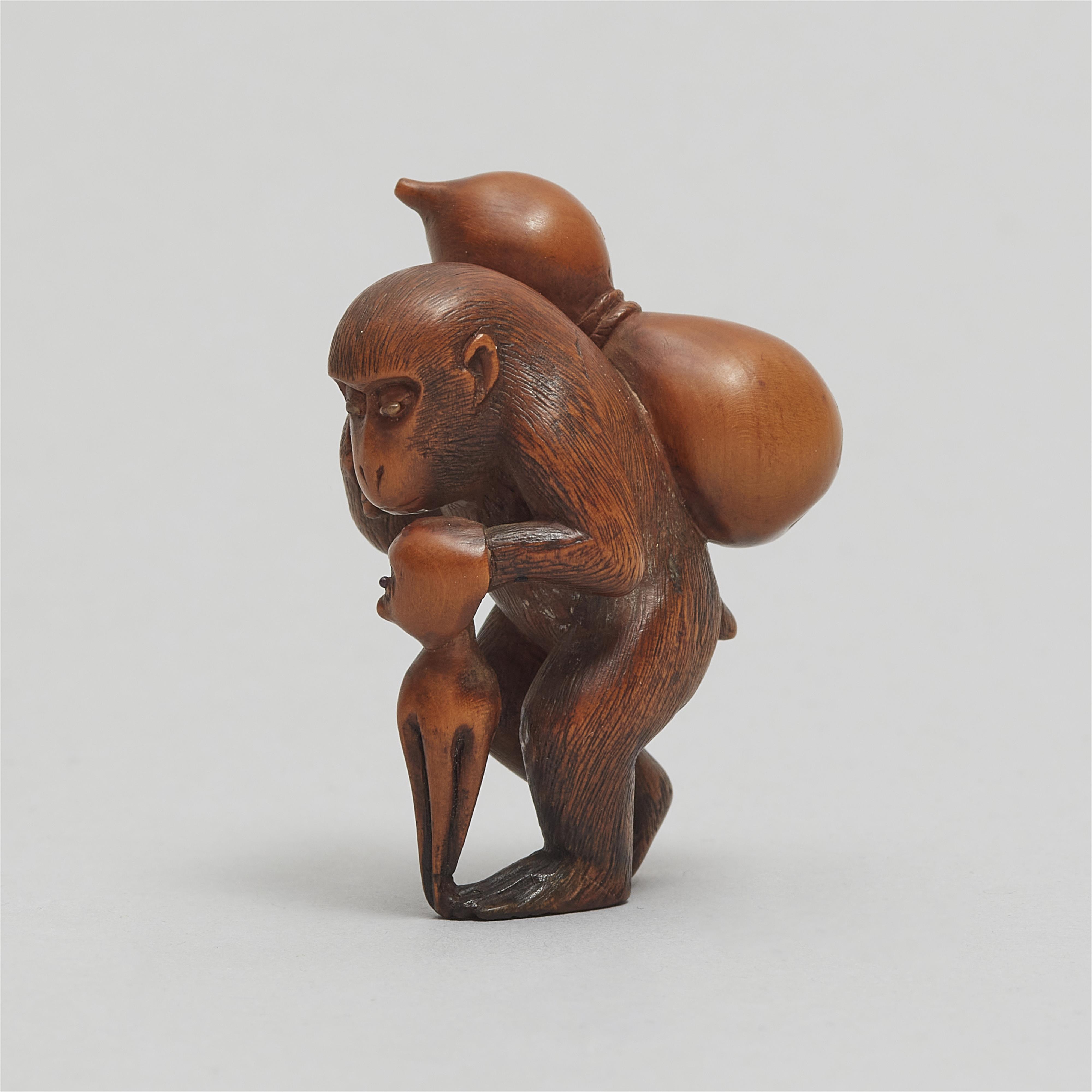 Netsuke eines Affen mit Kalebasse und Oktopus. Buchsbaum. Spätes 19. Jh. - image-3